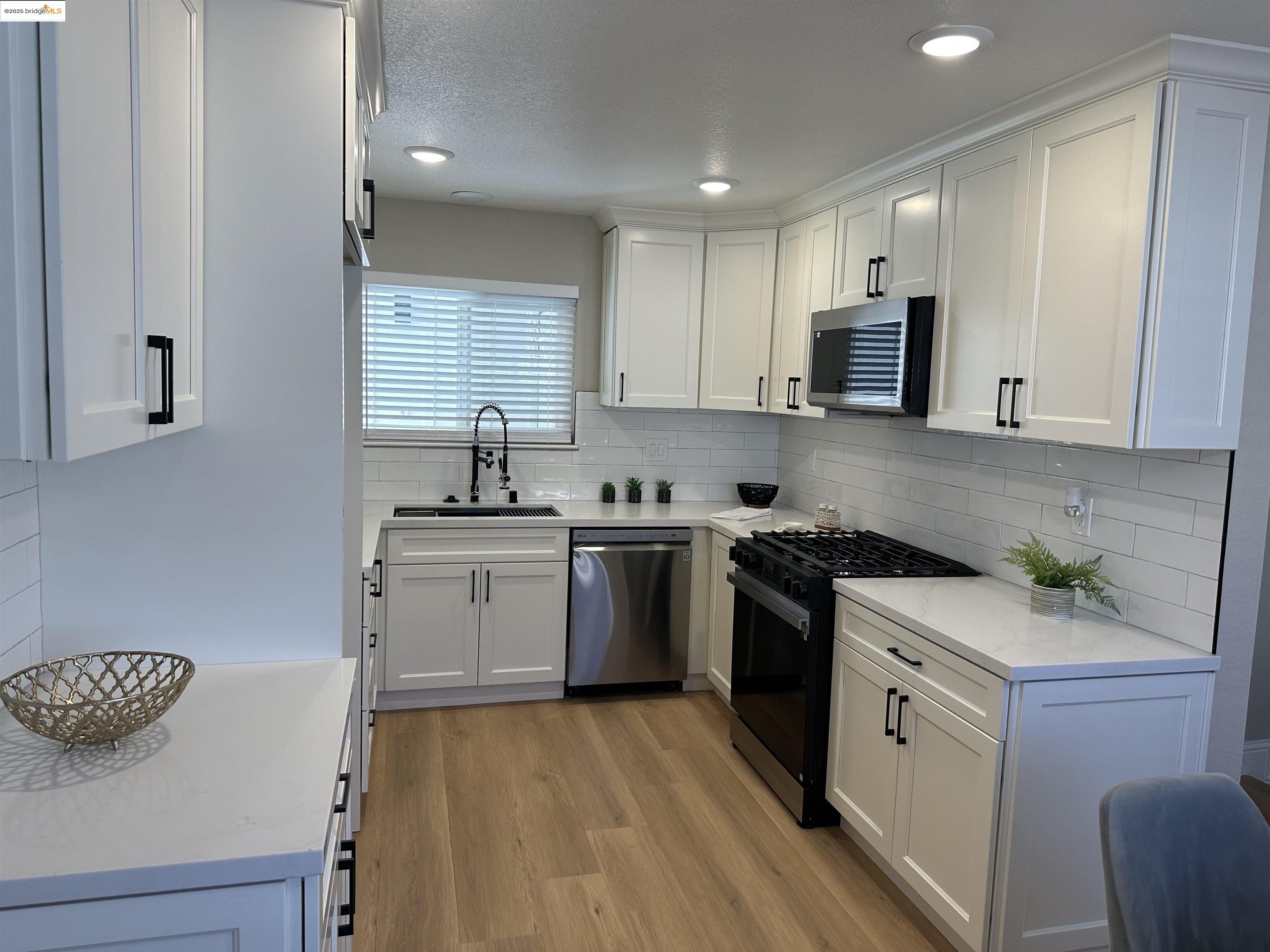 Detail Gallery Image 9 of 18 For 1868 Lynwood Dr, Concord,  CA 94519 - 3 Beds | 2 Baths