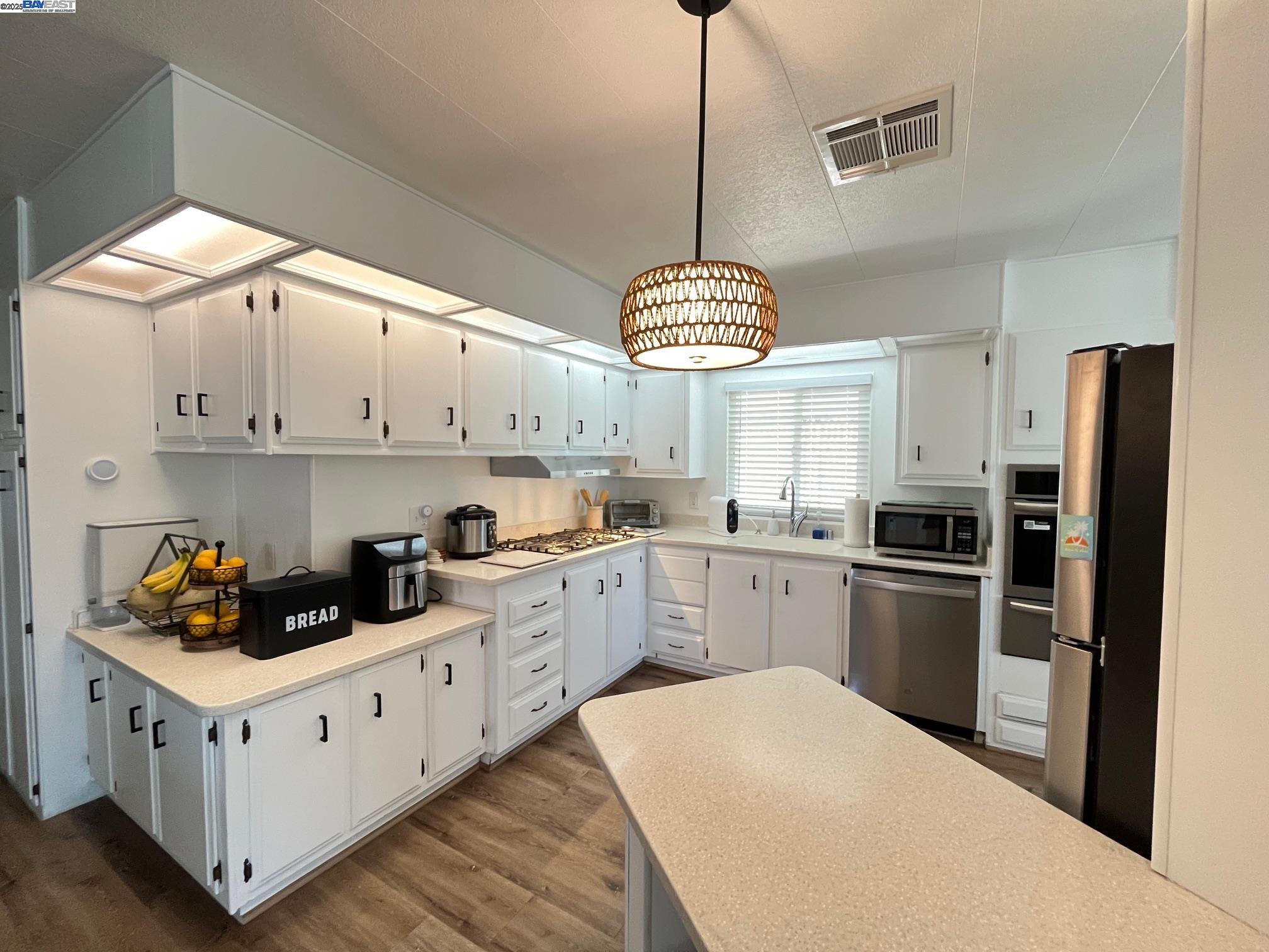 Detail Gallery Image 9 of 29 For 711 Old Canyon Rd. #6,  Fremont,  CA 94536 - 2 Beds | 2 Baths