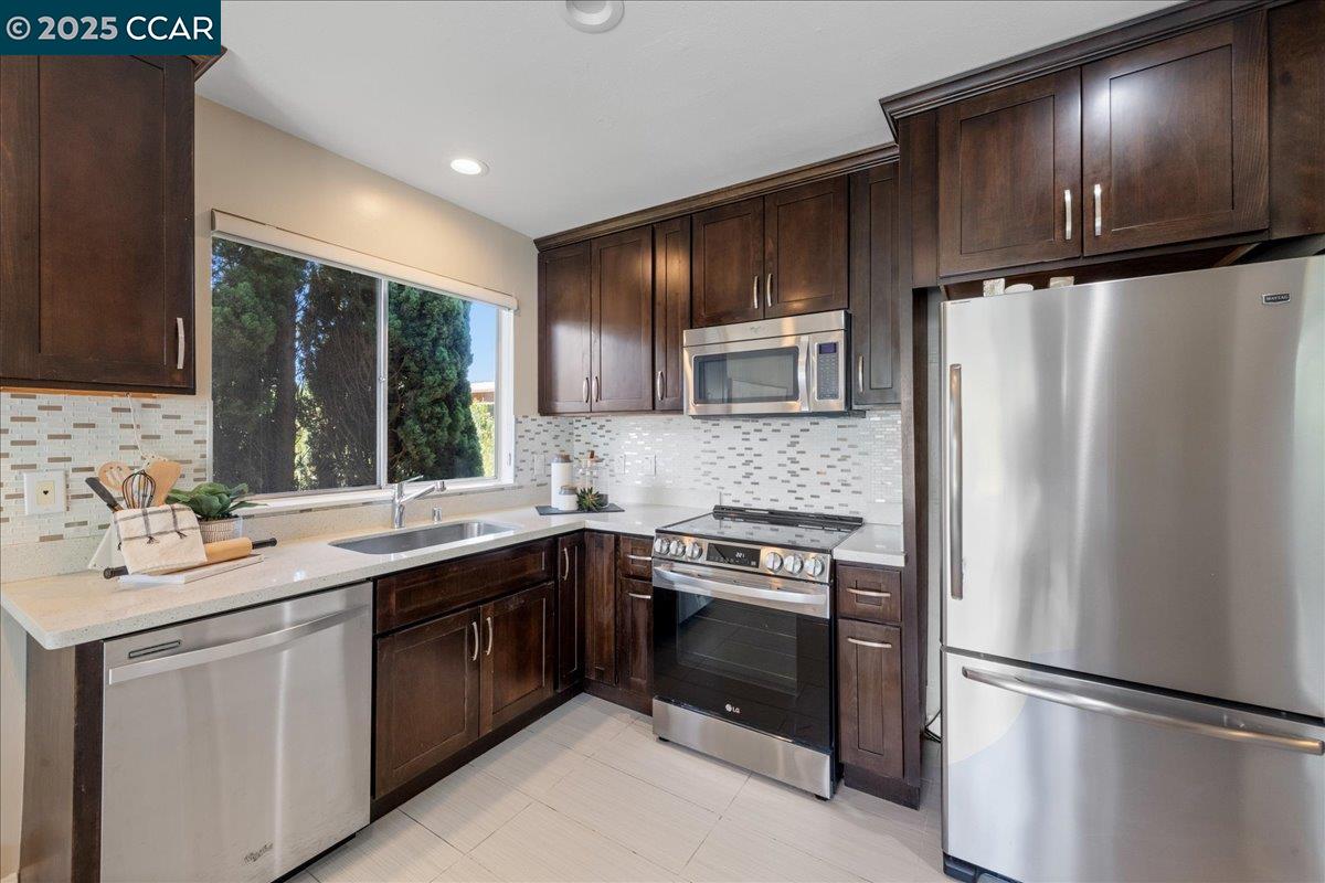 2601 College Ave # 301, Berkeley, California 94704, 2 Bedrooms Bedrooms, 4 Rooms Rooms,2 BathroomsBathrooms,Residential,For Sale,2601 College Ave # 301,41102383
