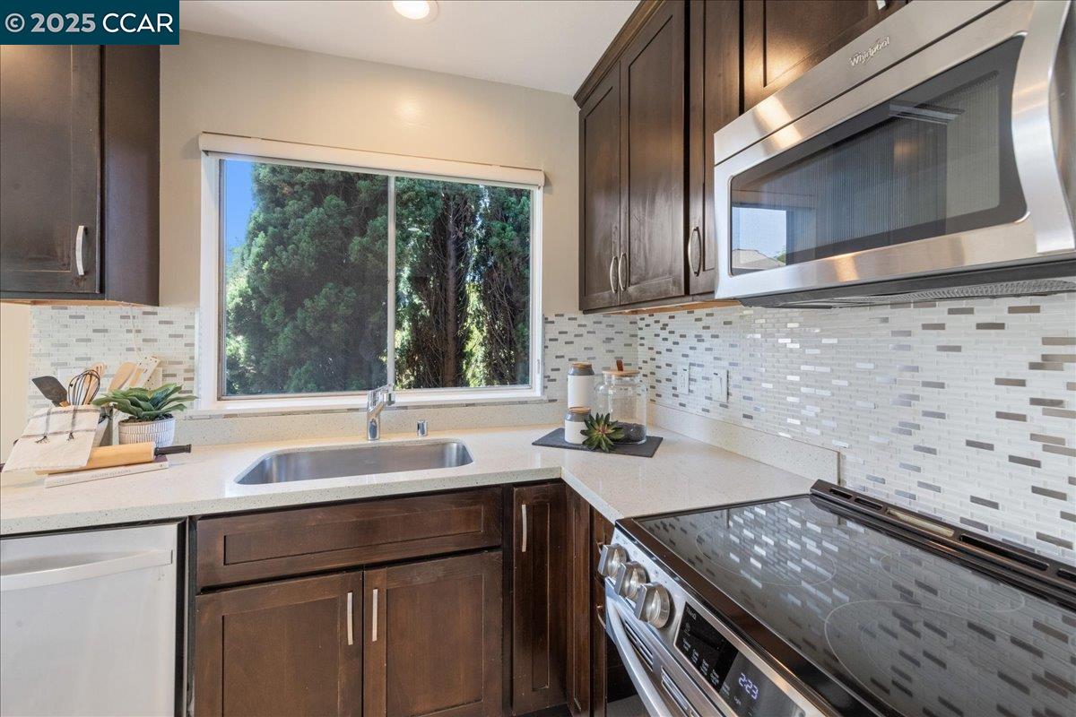 2601 College Ave # 301, Berkeley, California 94704, 2 Bedrooms Bedrooms, 4 Rooms Rooms,2 BathroomsBathrooms,Residential,For Sale,2601 College Ave # 301,41102383