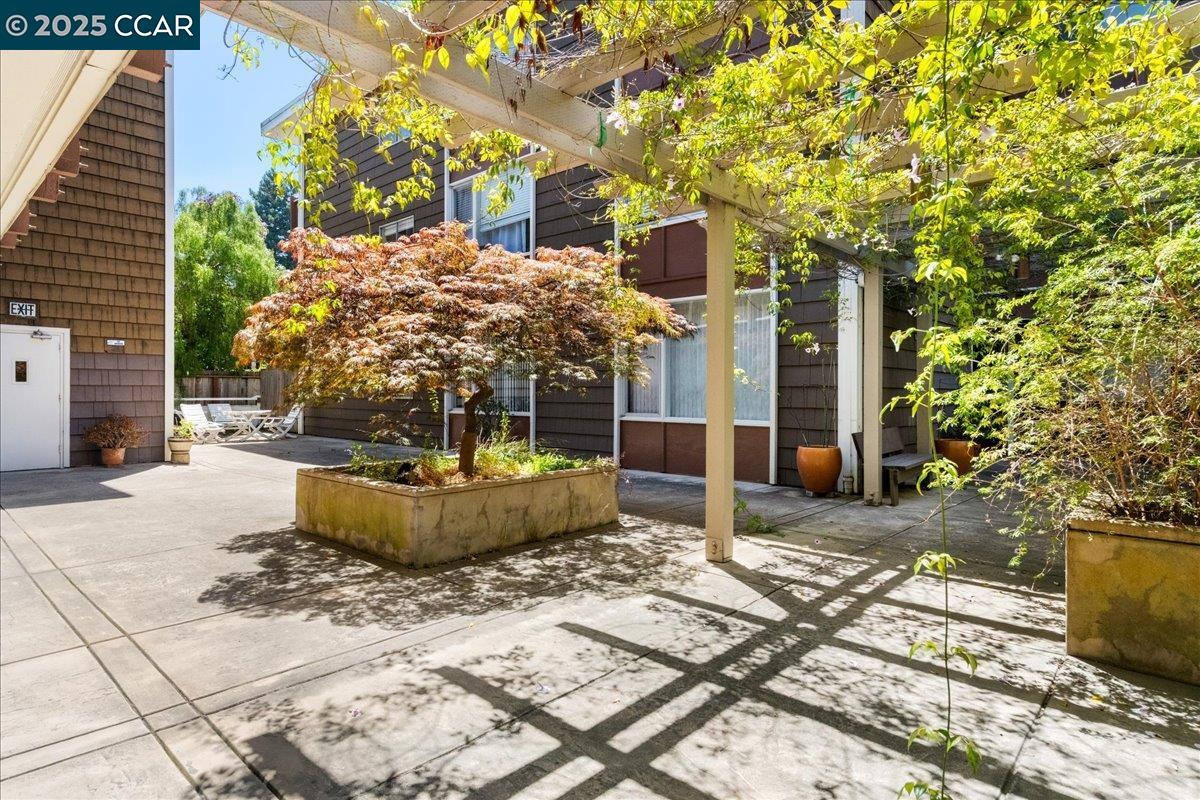 2601 College Ave # 301, Berkeley, California 94704, 2 Bedrooms Bedrooms, 4 Rooms Rooms,2 BathroomsBathrooms,Residential,For Sale,2601 College Ave # 301,41102383
