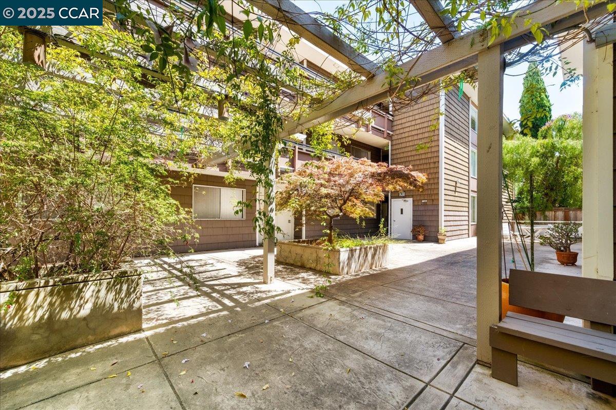 2601 College Ave # 301, Berkeley, California 94704, 2 Bedrooms Bedrooms, 4 Rooms Rooms,2 BathroomsBathrooms,Residential,For Sale,2601 College Ave # 301,41102383