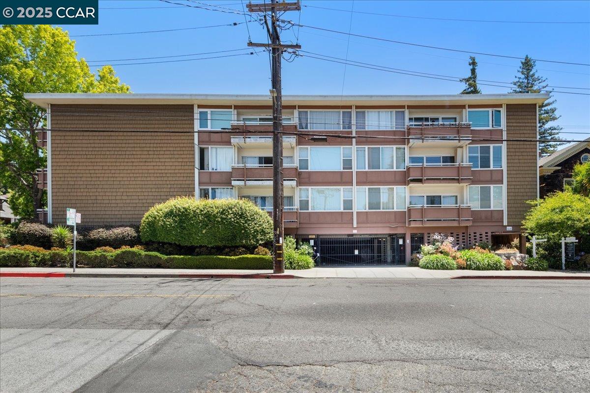 2601 College Ave # 301, Berkeley, California 94704, 2 Bedrooms Bedrooms, 4 Rooms Rooms,2 BathroomsBathrooms,Residential,For Sale,2601 College Ave # 301,41102383