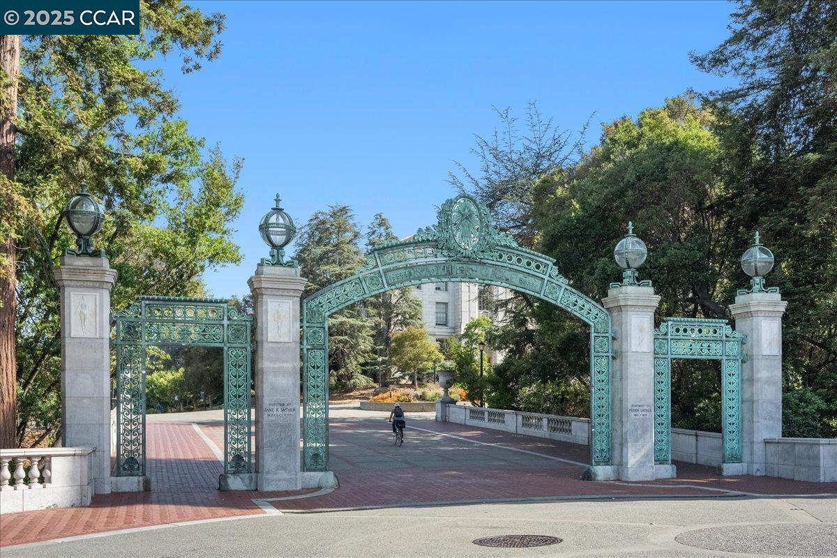 2601 College Ave # 301, Berkeley, California 94704, 2 Bedrooms Bedrooms, 4 Rooms Rooms,2 BathroomsBathrooms,Residential,For Sale,2601 College Ave # 301,41102383