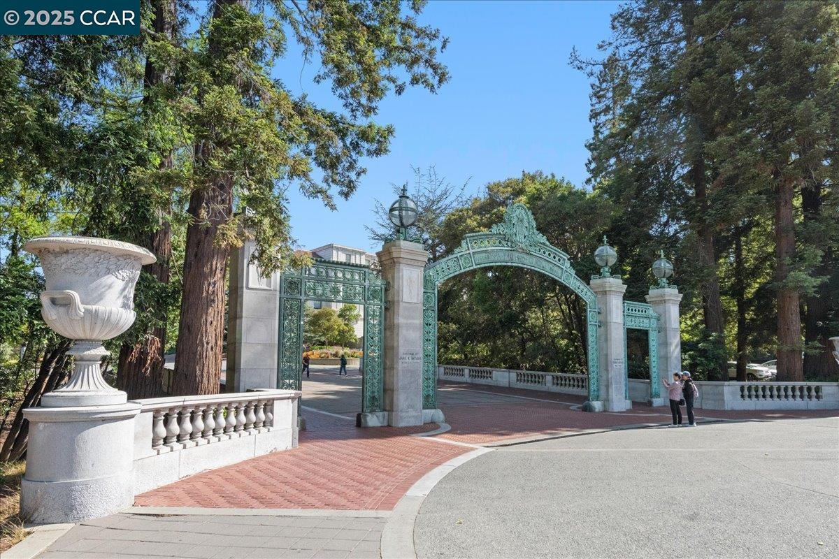 2601 College Ave # 301, Berkeley, California 94704, 2 Bedrooms Bedrooms, 4 Rooms Rooms,2 BathroomsBathrooms,Residential,For Sale,2601 College Ave # 301,41102383