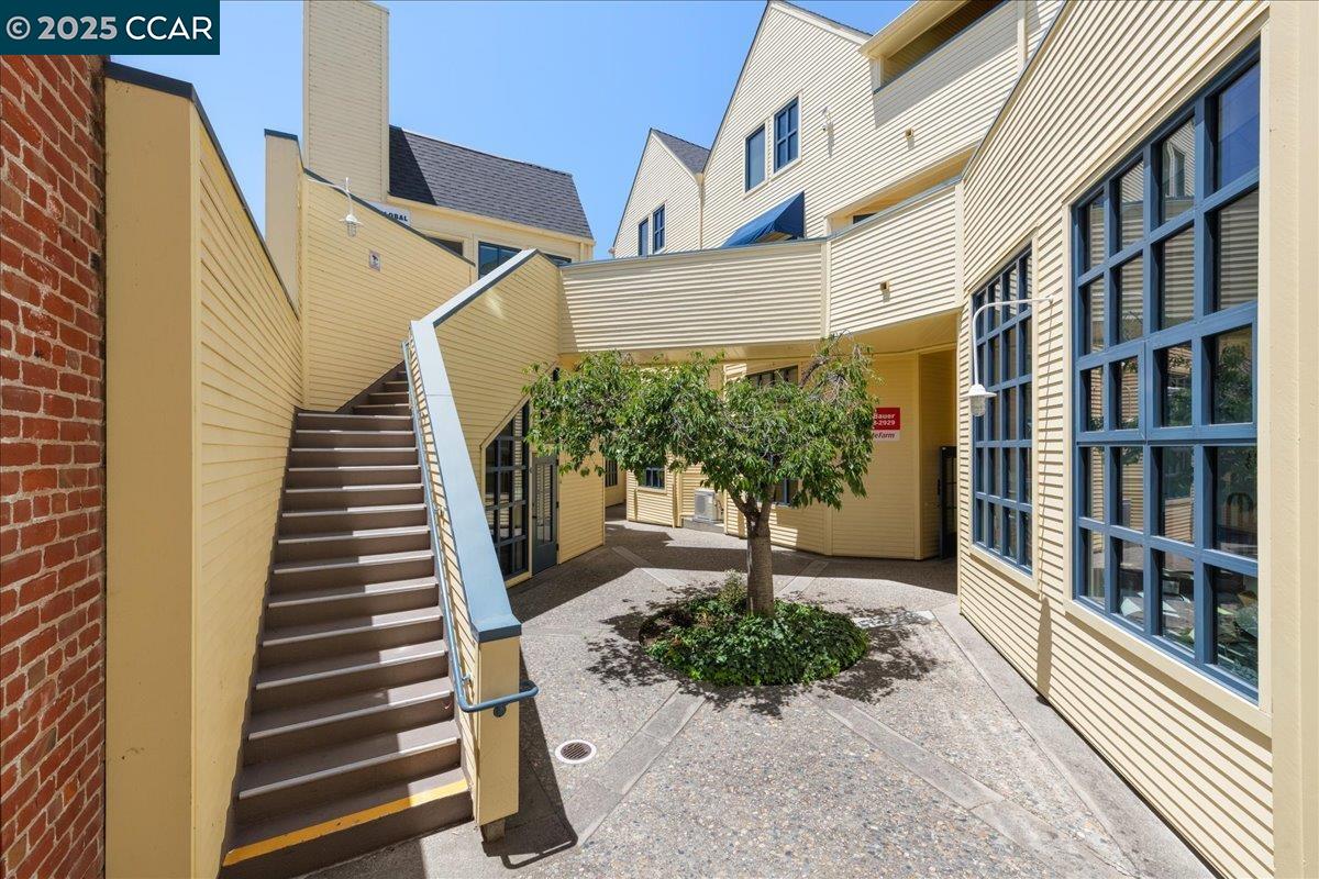 2601 College Ave # 301, Berkeley, California 94704, 2 Bedrooms Bedrooms, 4 Rooms Rooms,2 BathroomsBathrooms,Residential,For Sale,2601 College Ave # 301,41102383