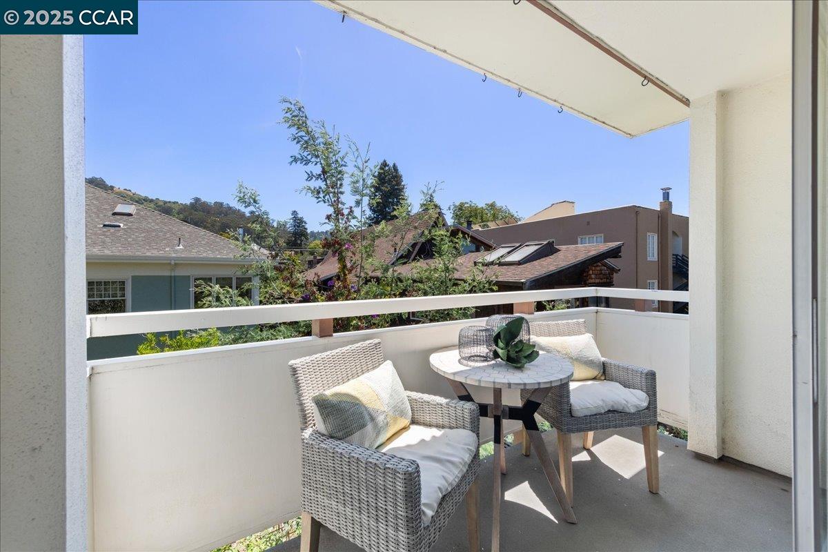 2601 College Ave # 301, Berkeley, California 94704, 2 Bedrooms Bedrooms, 4 Rooms Rooms,2 BathroomsBathrooms,Residential,For Sale,2601 College Ave # 301,41102383