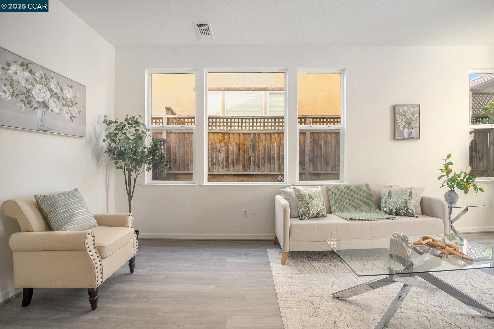 Detail Gallery Image 2 of 19 For 112 Hemingway Common, Martinez,  CA 94563 - 4 Beds | 2/1 Baths