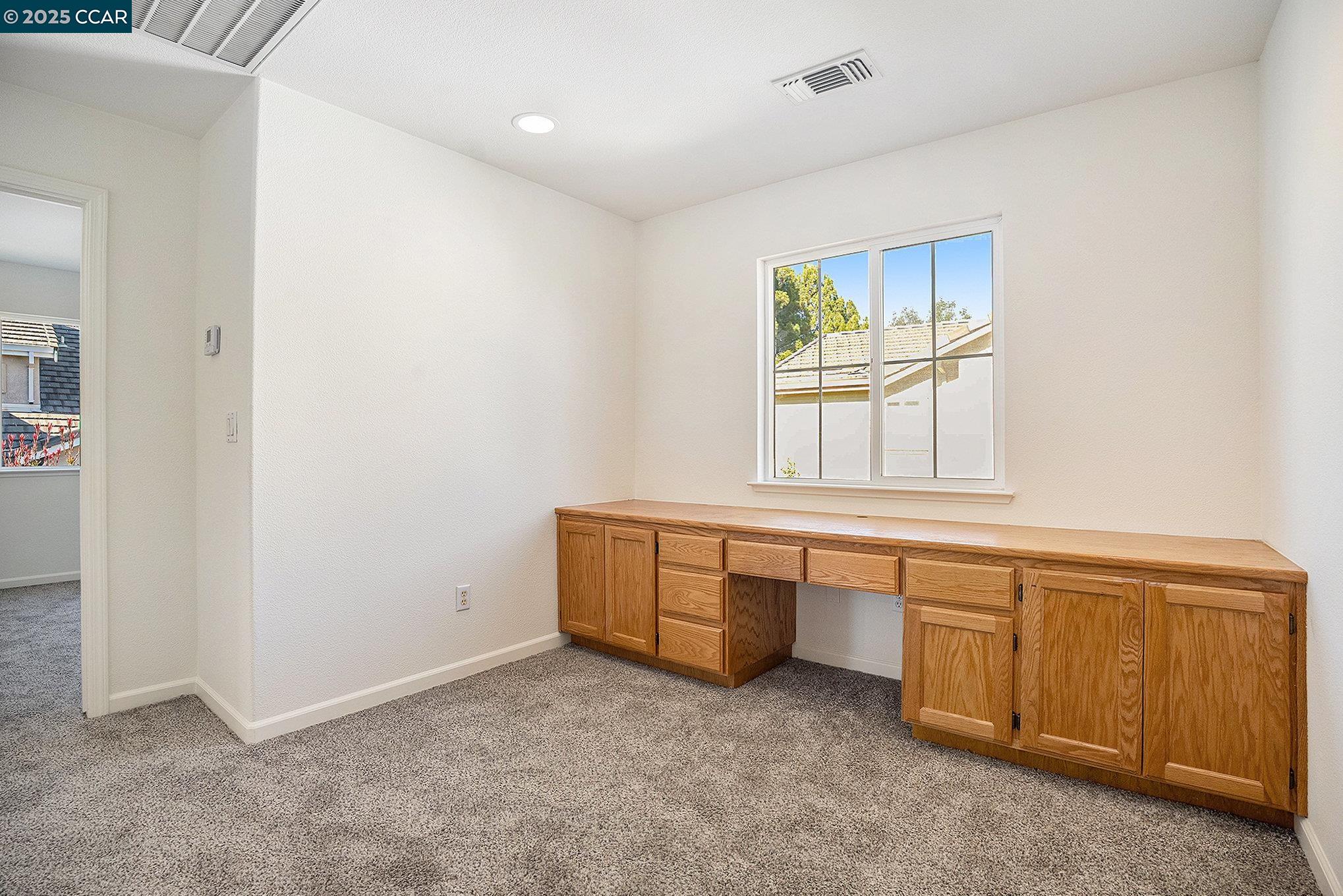 Detail Gallery Image 14 of 19 For 112 Hemingway Common, Martinez,  CA 94563 - 4 Beds | 2/1 Baths