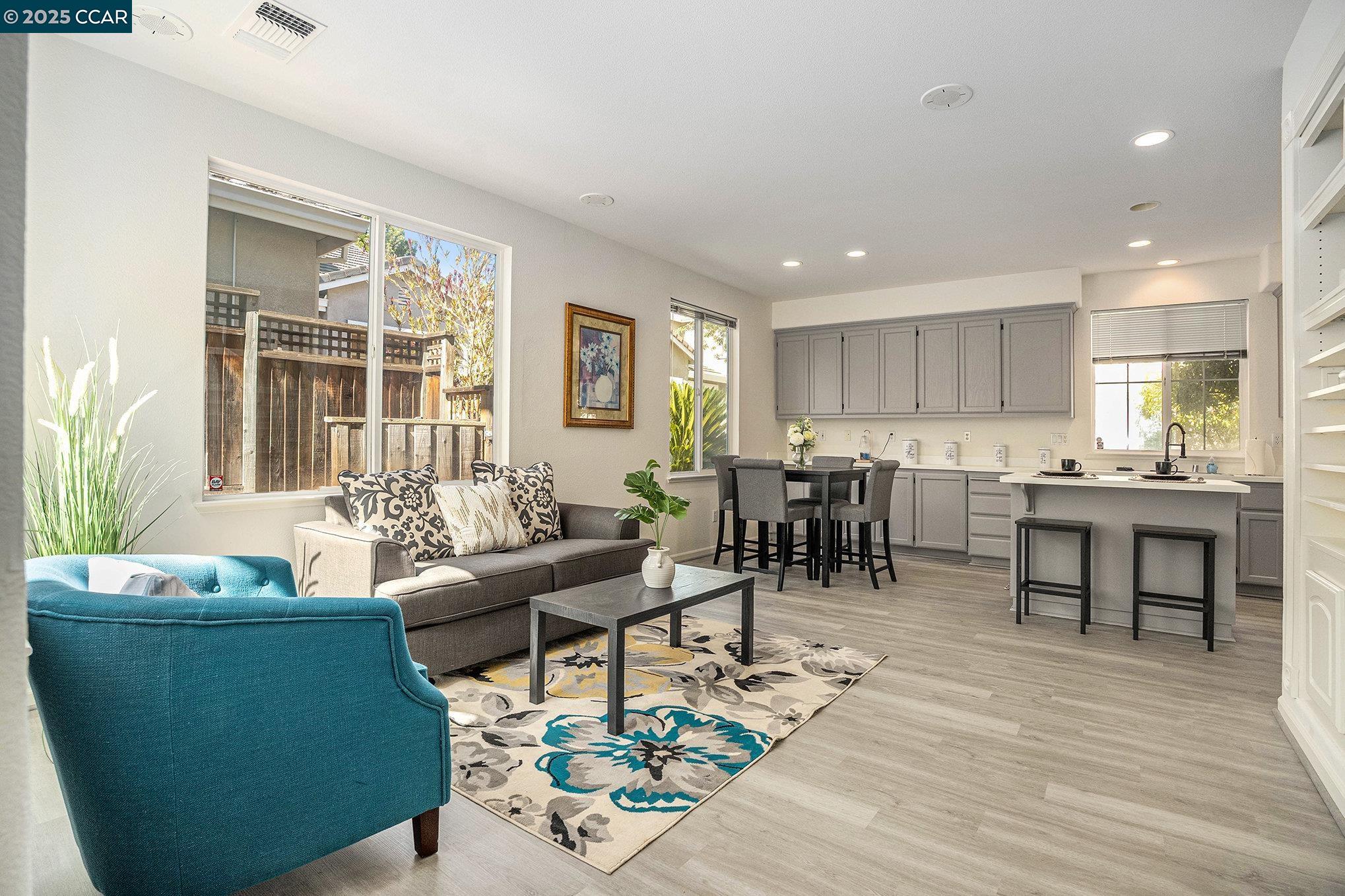 Detail Gallery Image 4 of 19 For 112 Hemingway Common, Martinez,  CA 94563 - 4 Beds | 2/1 Baths