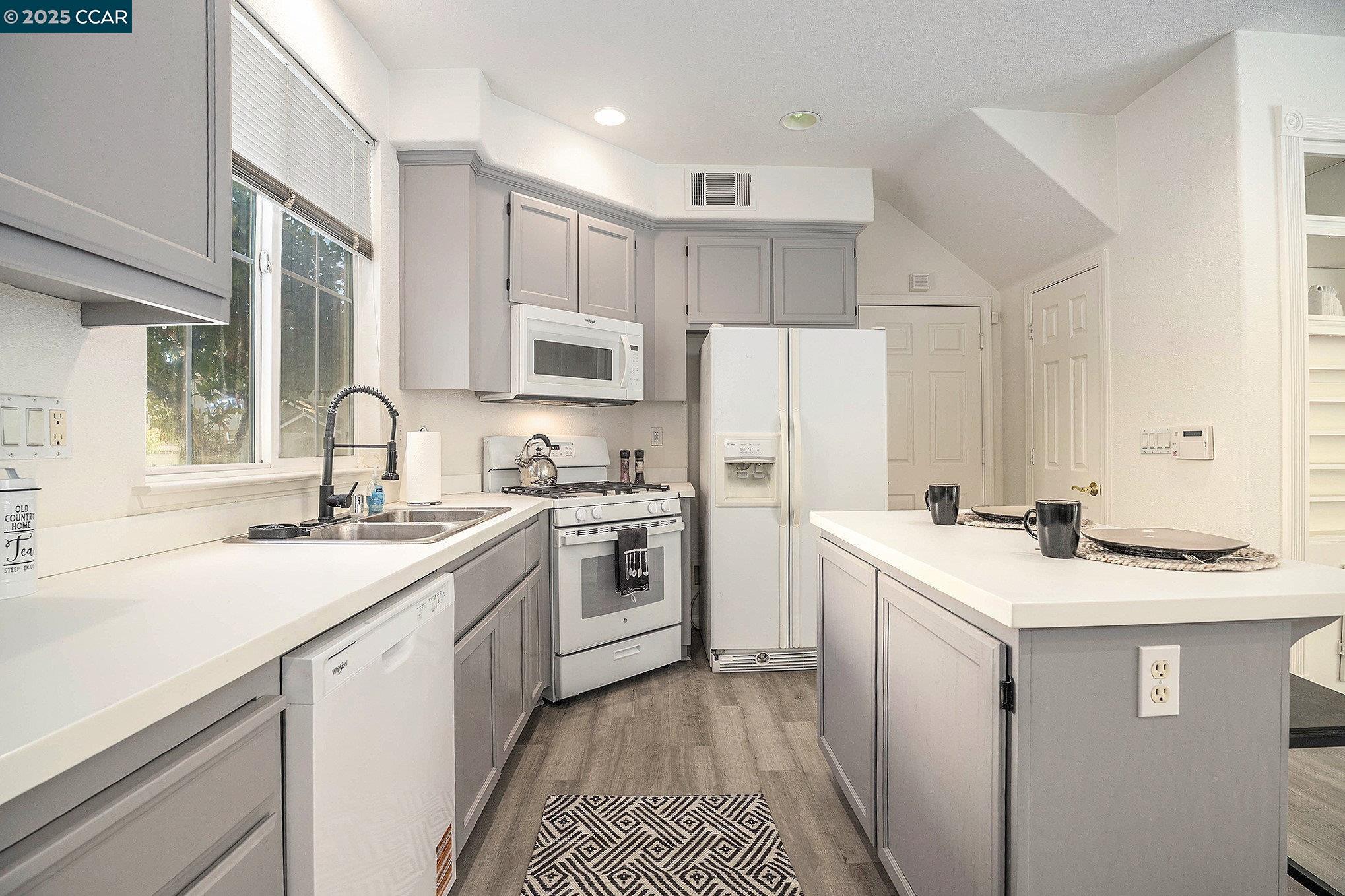 Detail Gallery Image 5 of 19 For 112 Hemingway Common, Martinez,  CA 94563 - 4 Beds | 2/1 Baths