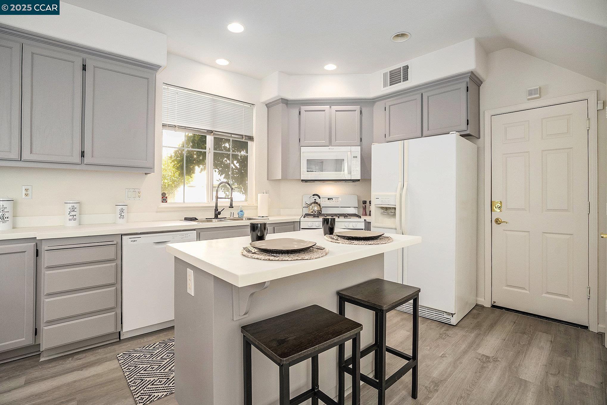 Detail Gallery Image 6 of 19 For 112 Hemingway Common, Martinez,  CA 94563 - 4 Beds | 2/1 Baths