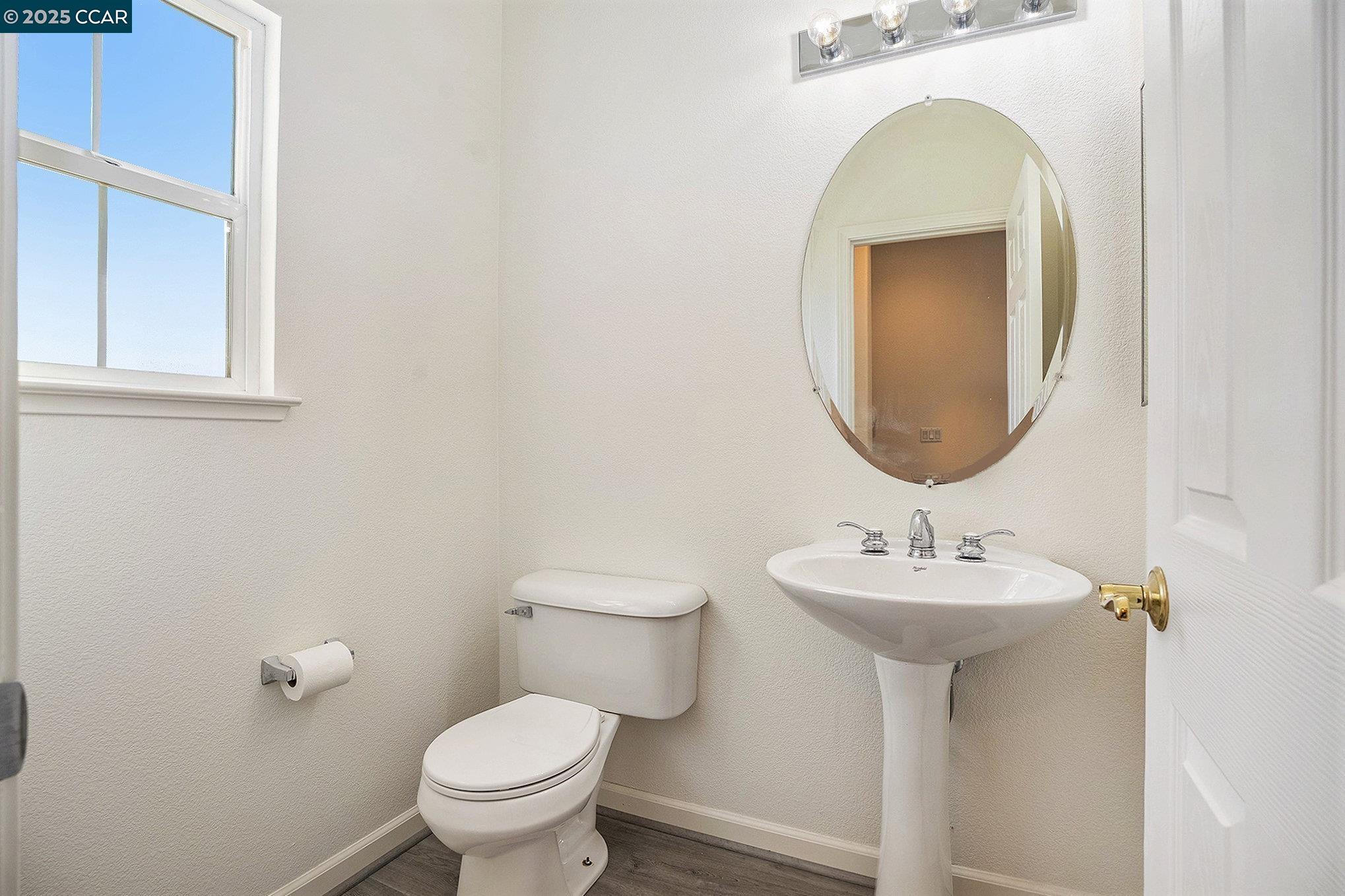 Detail Gallery Image 7 of 19 For 112 Hemingway Common, Martinez,  CA 94563 - 4 Beds | 2/1 Baths