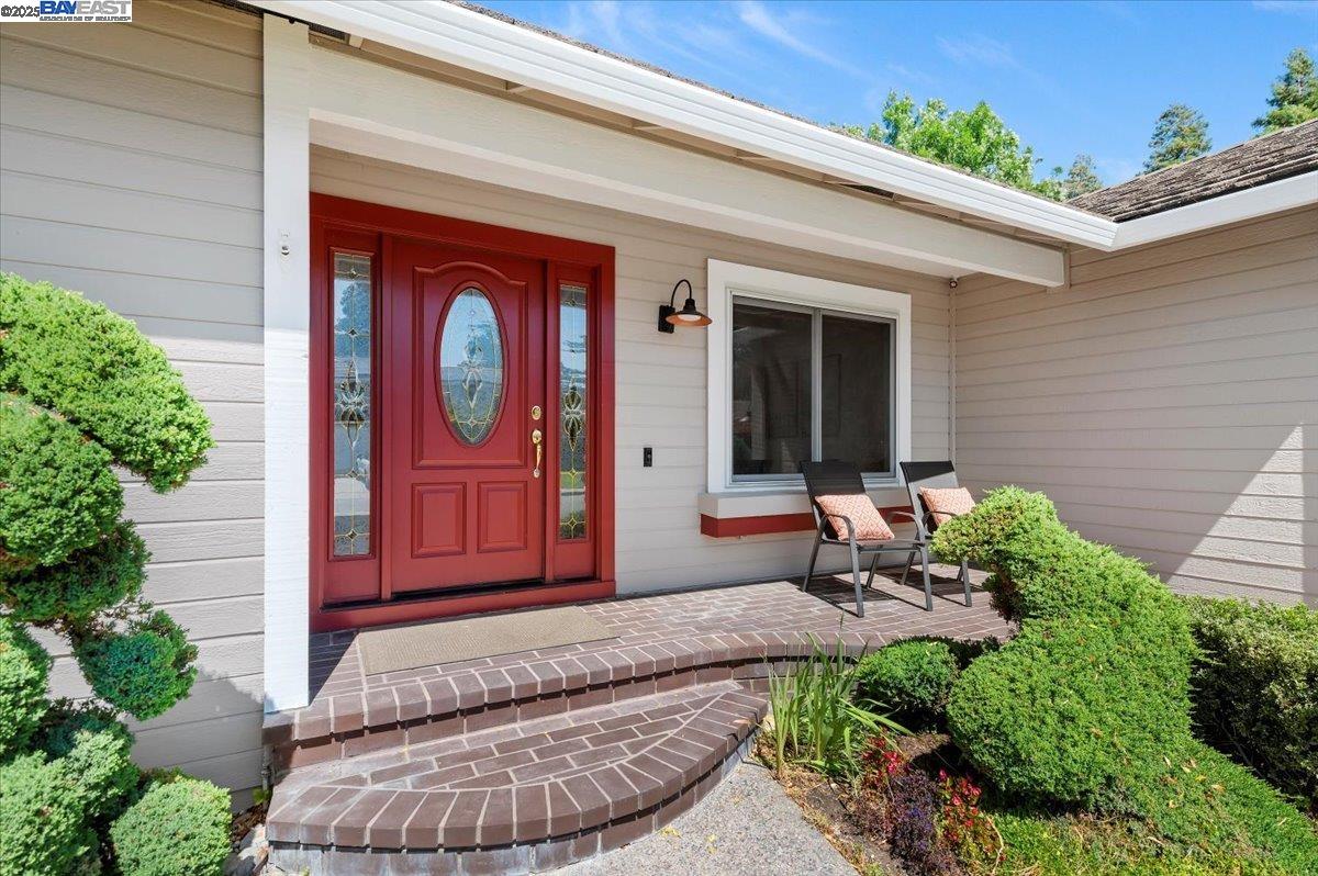 Detail Gallery Image 2 of 40 For 3284 Omega Cir, Pleasanton,  CA 94588 - 4 Beds | 2/1 Baths