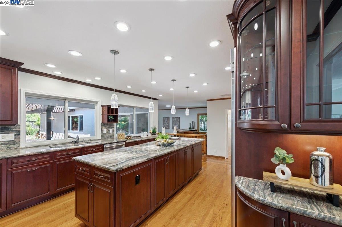 Detail Gallery Image 9 of 40 For 3284 Omega Cir, Pleasanton,  CA 94588 - 4 Beds | 2/1 Baths