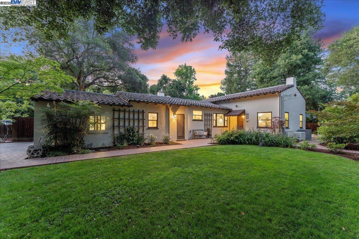 Detail Gallery Image 1 of 1 For 405 Kingsley Ave, Palo Alto,  CA 94301 - 2 Beds | 2 Baths