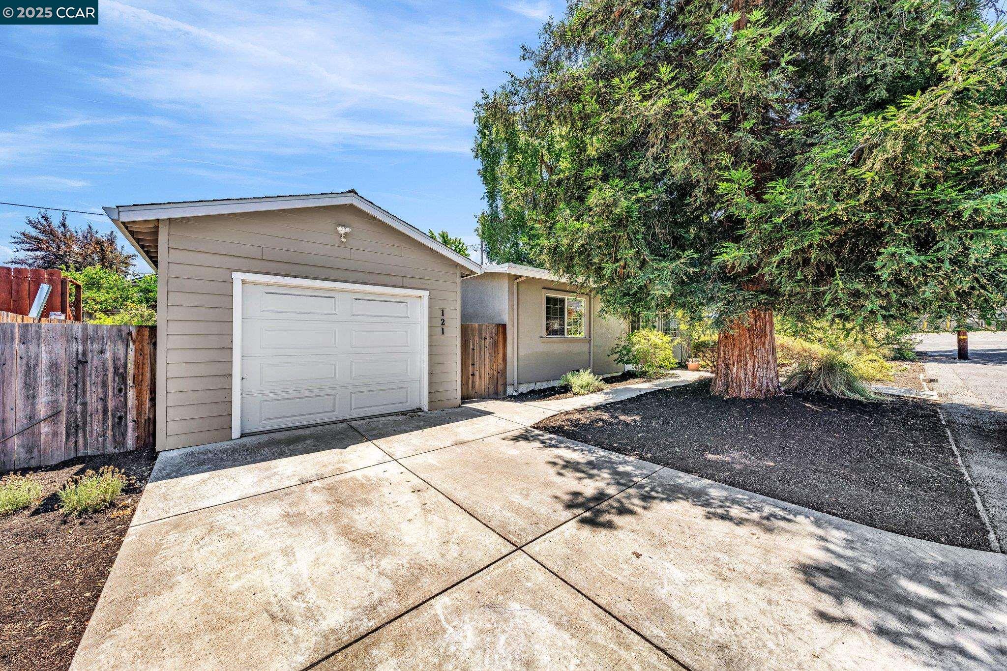 Detail Gallery Image 2 of 32 For 121 School Ln, Walnut Creek,  CA 94597 - 2 Beds | 1 Baths