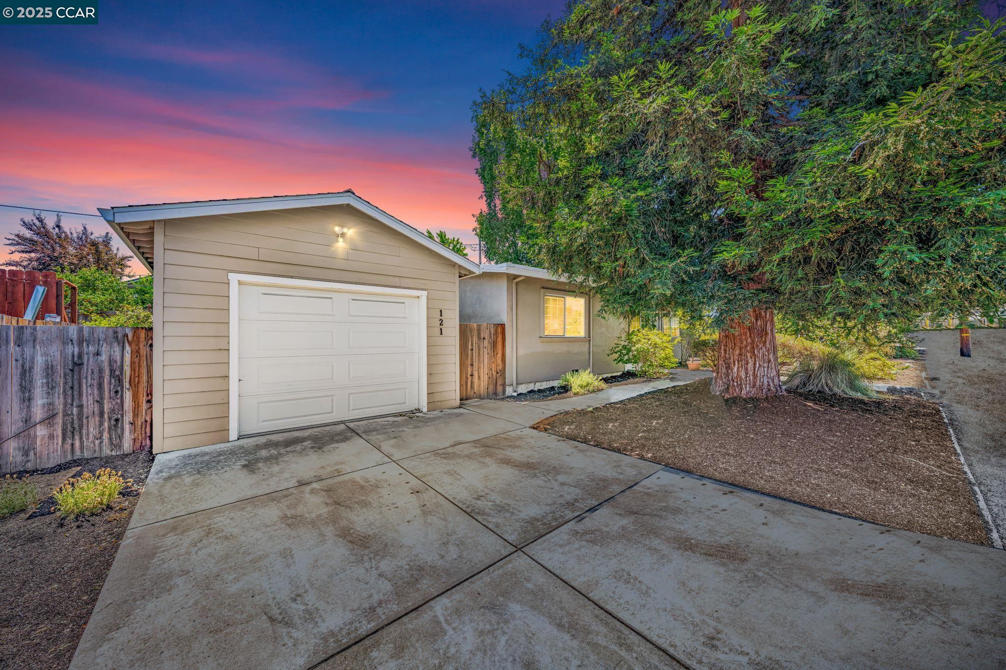 Detail Gallery Image 3 of 32 For 121 School Ln, Walnut Creek,  CA 94597 - 2 Beds | 1 Baths