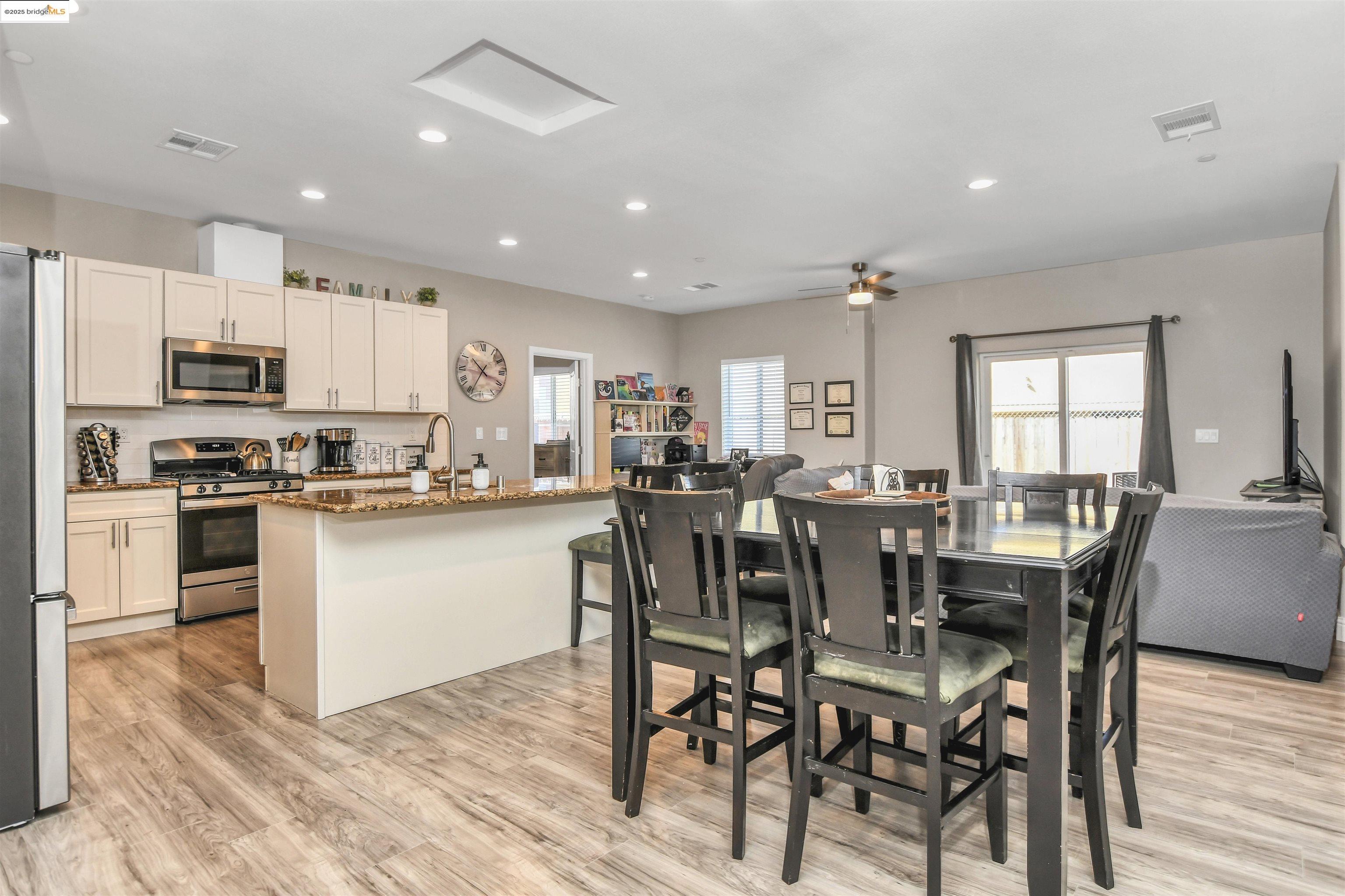 Detail Gallery Image 8 of 33 For 9409 Carter Ct, Stockton,  CA 95209 - 4 Beds | 2/1 Baths