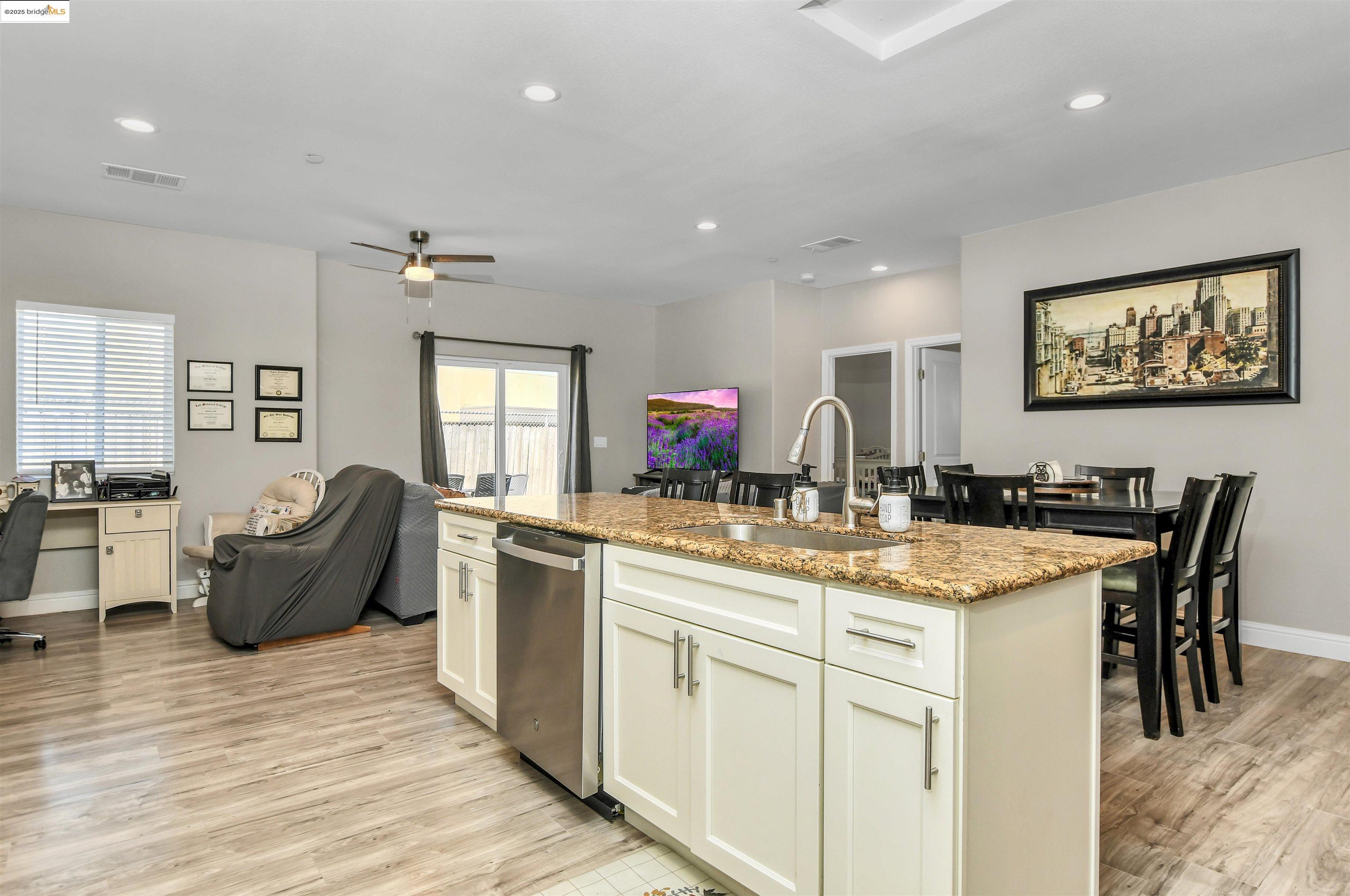 Detail Gallery Image 10 of 33 For 9409 Carter Ct, Stockton,  CA 95209 - 4 Beds | 2/1 Baths