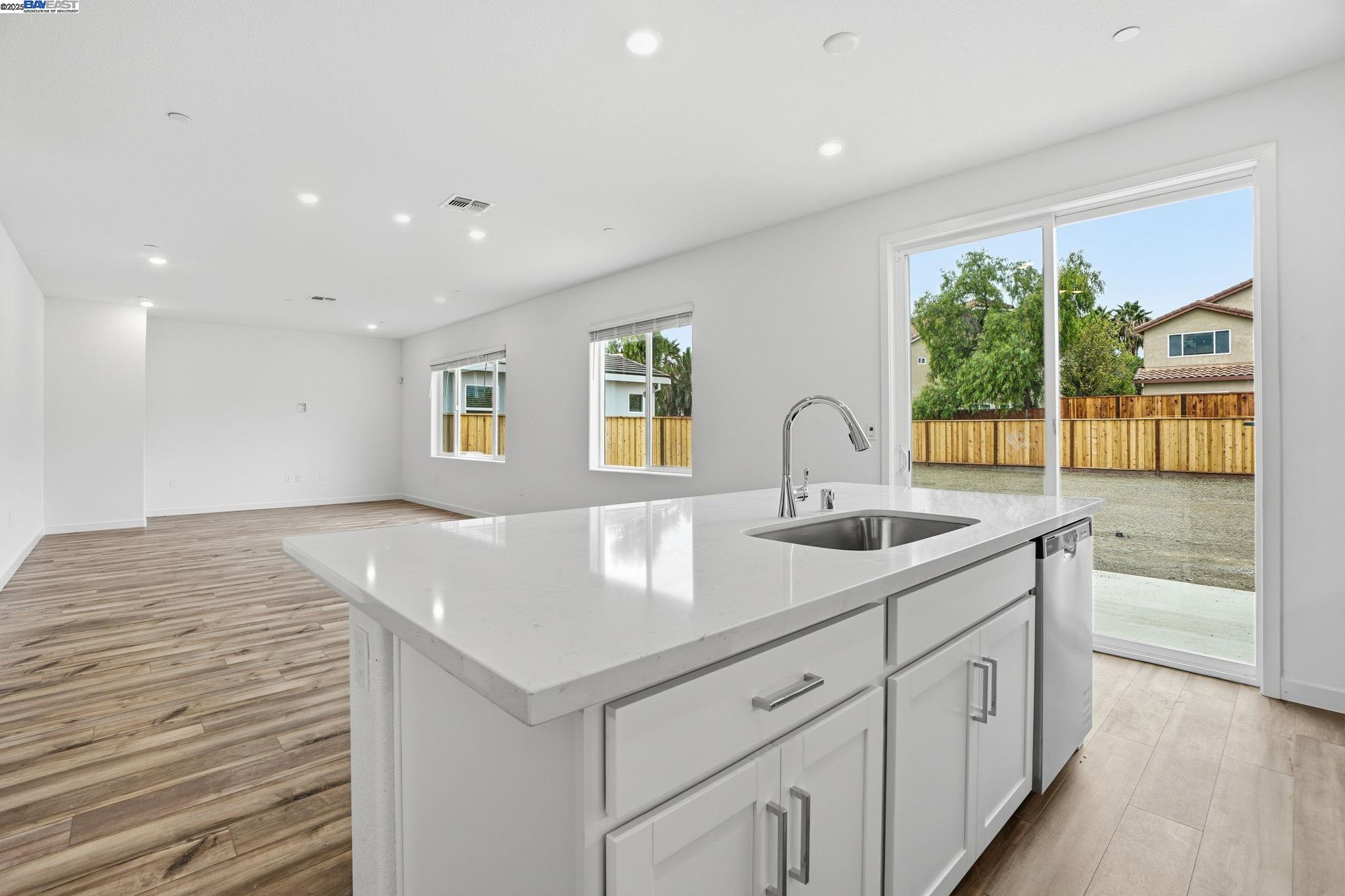 Detail Gallery Image 3 of 13 For 339 Astilbe Street, Discovery Bay,  CA 94505 - 5 Beds | 3 Baths