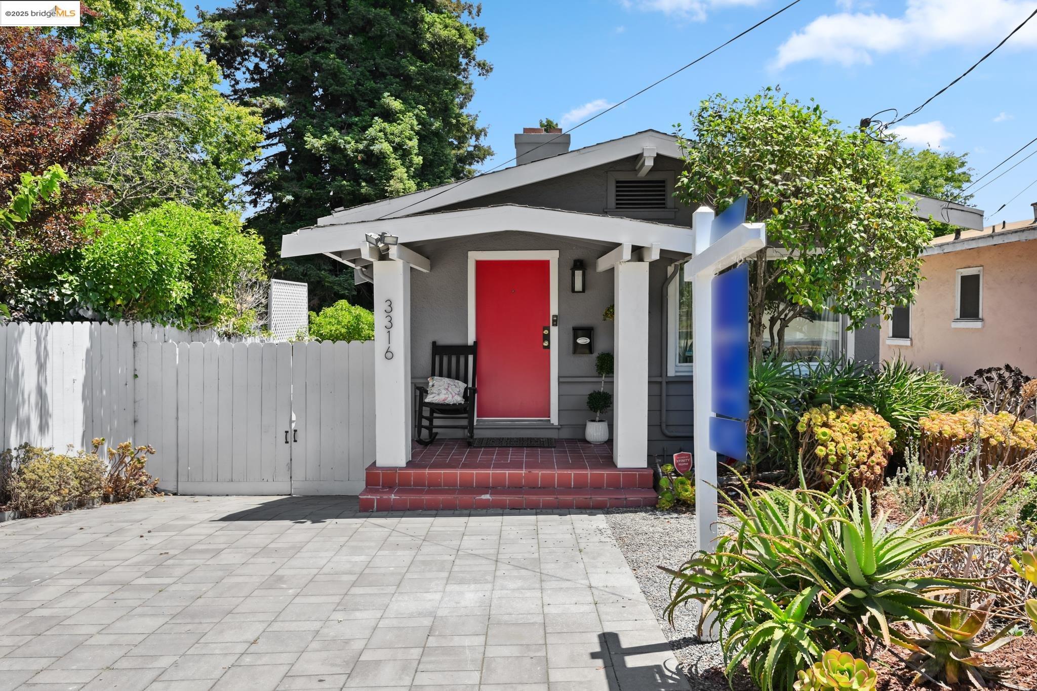 Detail Gallery Image 2 of 42 For 3316 Coolidge Ave, Oakland,  CA 94602 - 2 Beds | 2 Baths