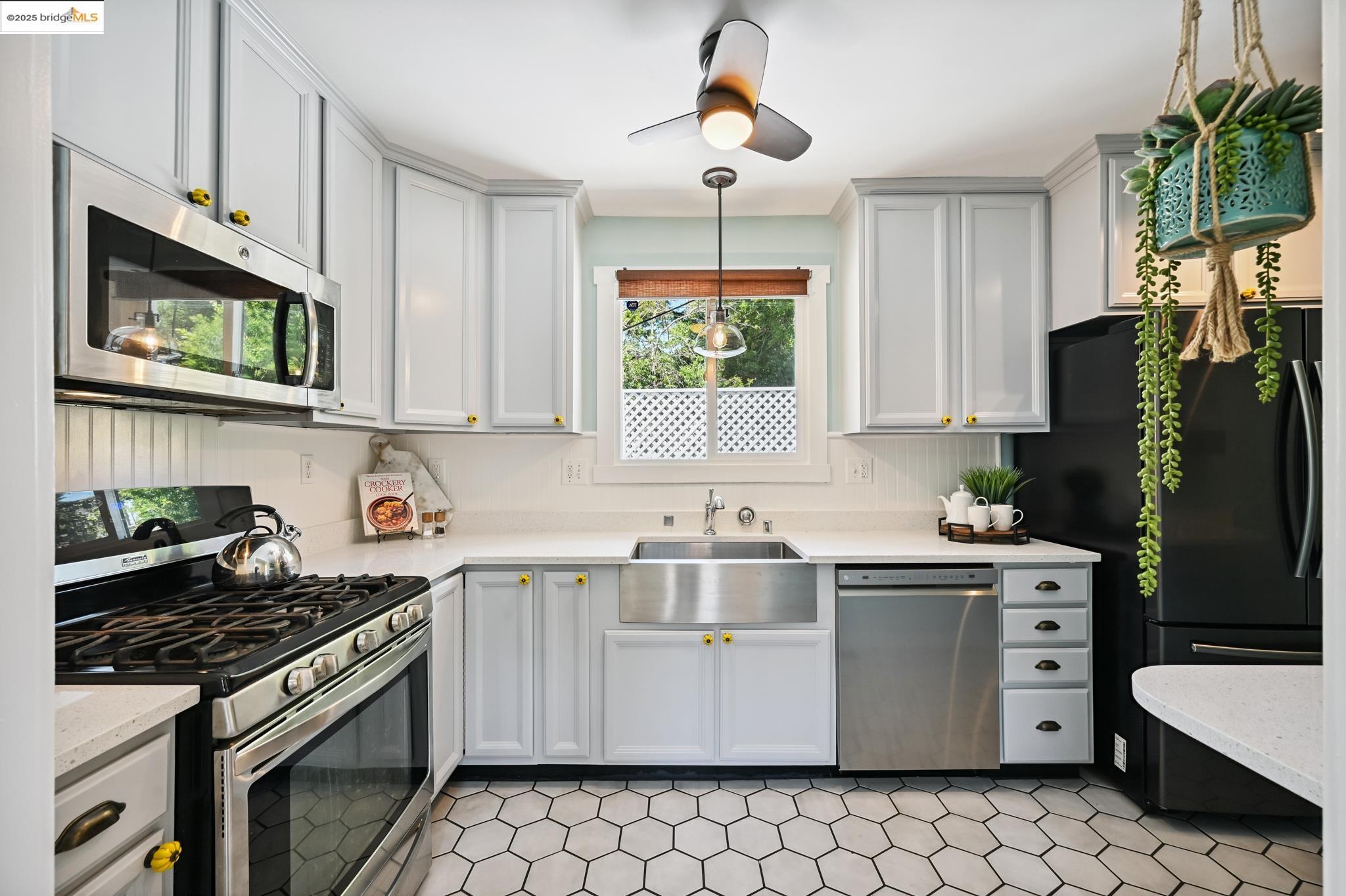 Detail Gallery Image 11 of 42 For 3316 Coolidge Ave, Oakland,  CA 94602 - 2 Beds | 2 Baths