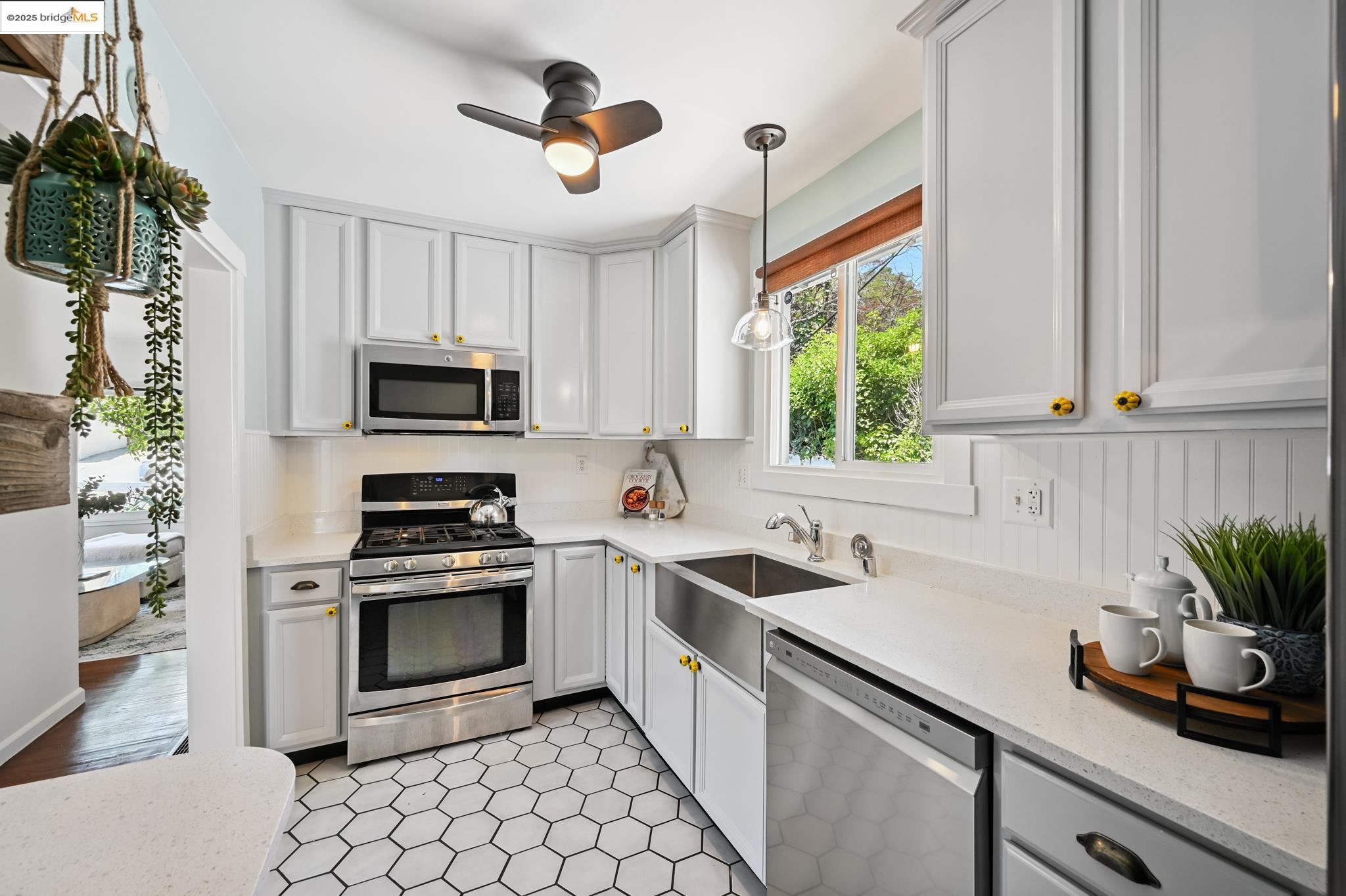 Detail Gallery Image 12 of 42 For 3316 Coolidge Ave, Oakland,  CA 94602 - 2 Beds | 2 Baths