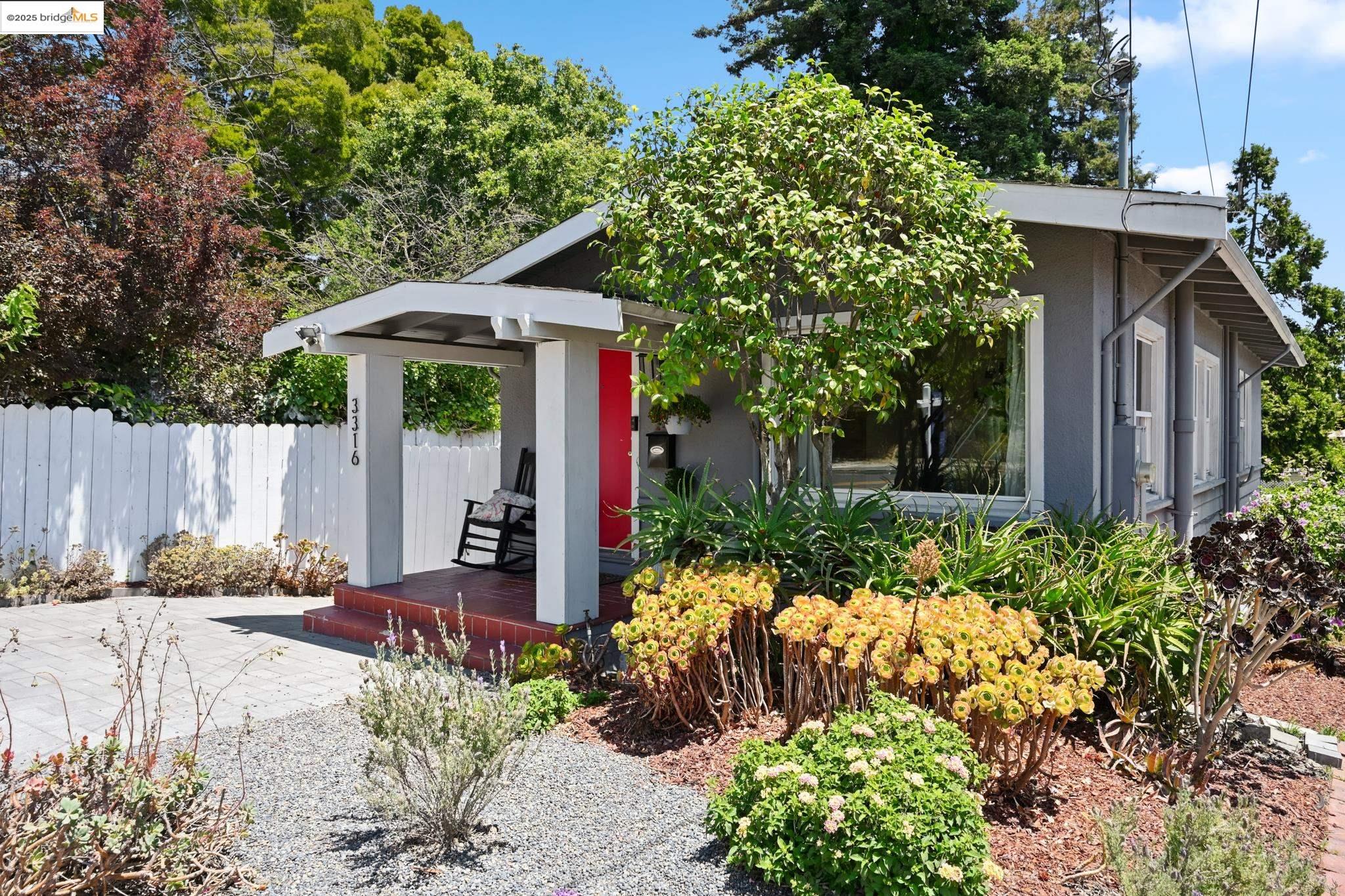 Detail Gallery Image 3 of 42 For 3316 Coolidge Ave, Oakland,  CA 94602 - 2 Beds | 2 Baths