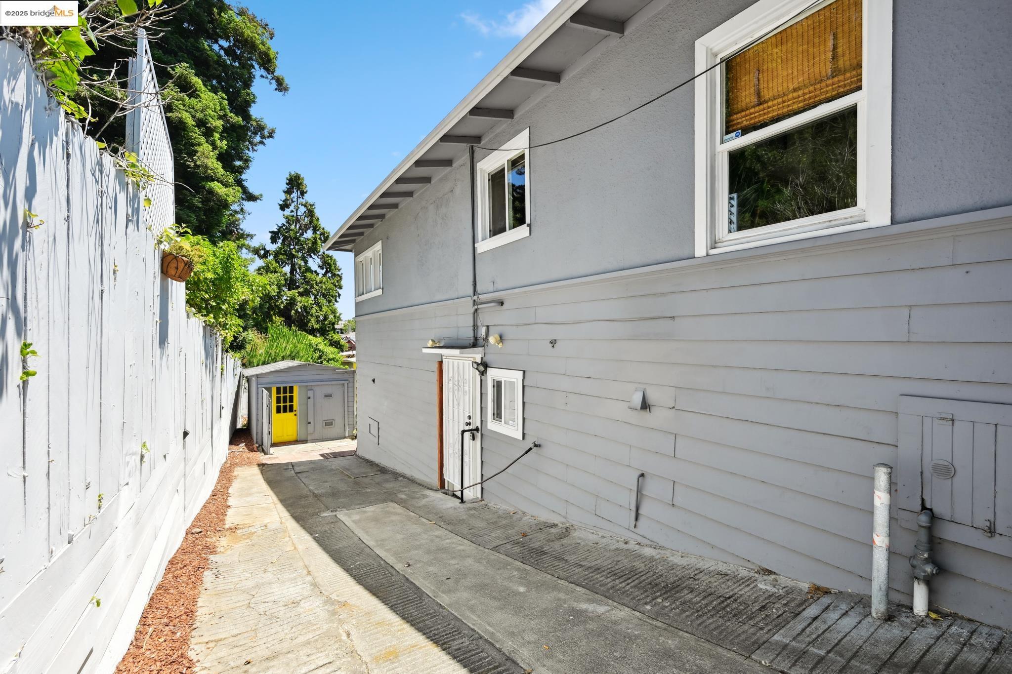 Detail Gallery Image 35 of 42 For 3316 Coolidge Ave, Oakland,  CA 94602 - 2 Beds | 2 Baths