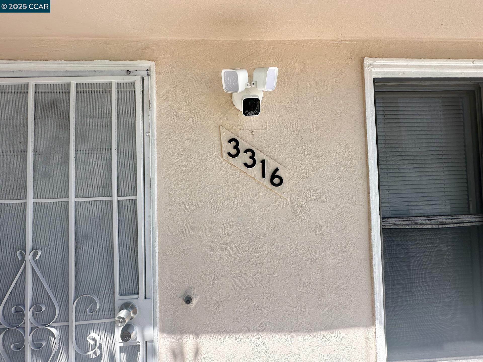 Detail Gallery Image 2 of 4 For 3316 Macarthur Blvd, Oakland,  CA 94602 - 2 Beds | 1 Baths