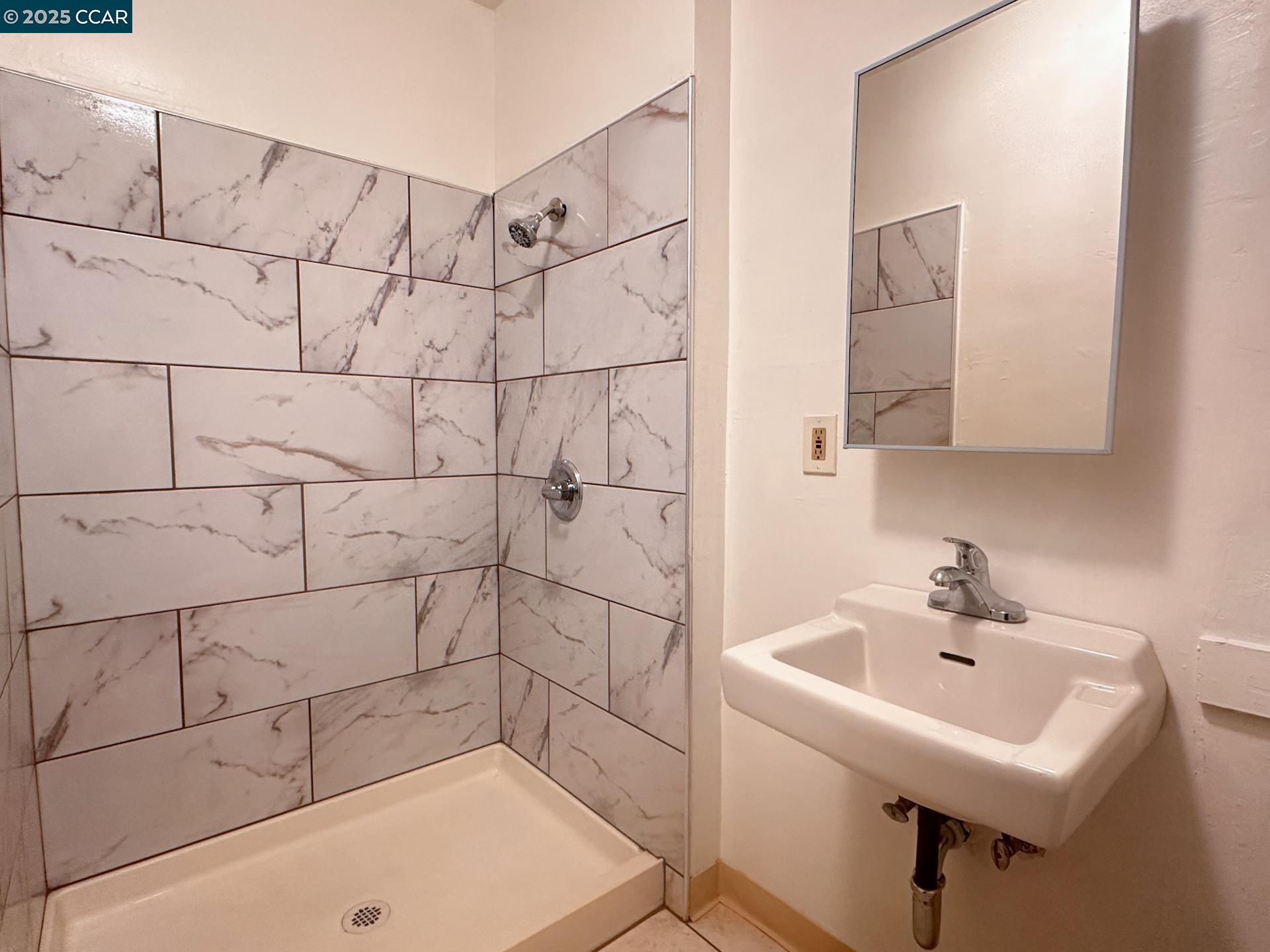 Detail Gallery Image 3 of 4 For 3316 Macarthur Blvd, Oakland,  CA 94602 - 2 Beds | 1 Baths