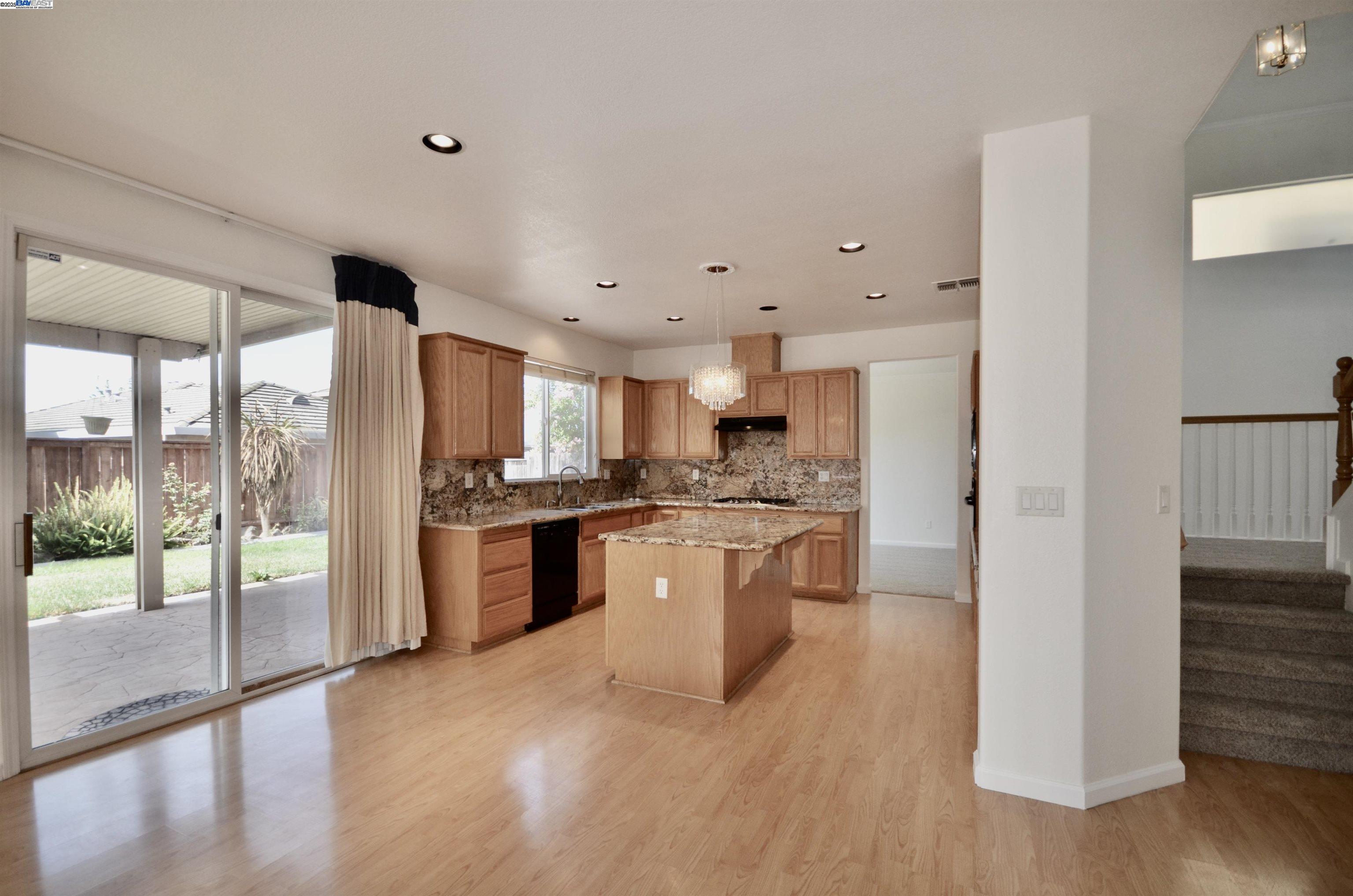 Detail Gallery Image 11 of 39 For 9416 Lyndley Plaza Way, Elk Grove,  CA 95624 - 4 Beds | 3 Baths