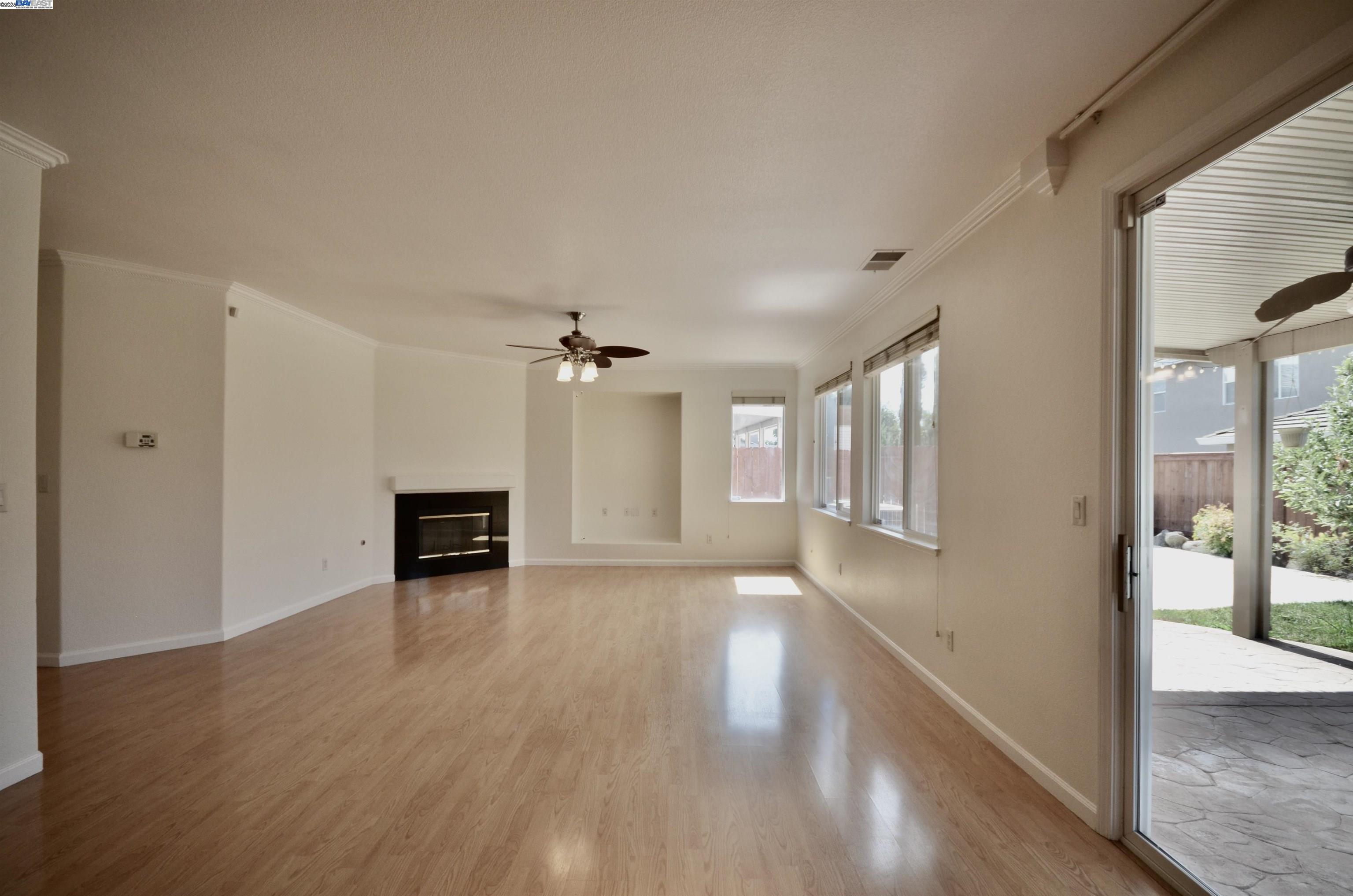 Detail Gallery Image 13 of 39 For 9416 Lyndley Plaza Way, Elk Grove,  CA 95624 - 4 Beds | 3 Baths