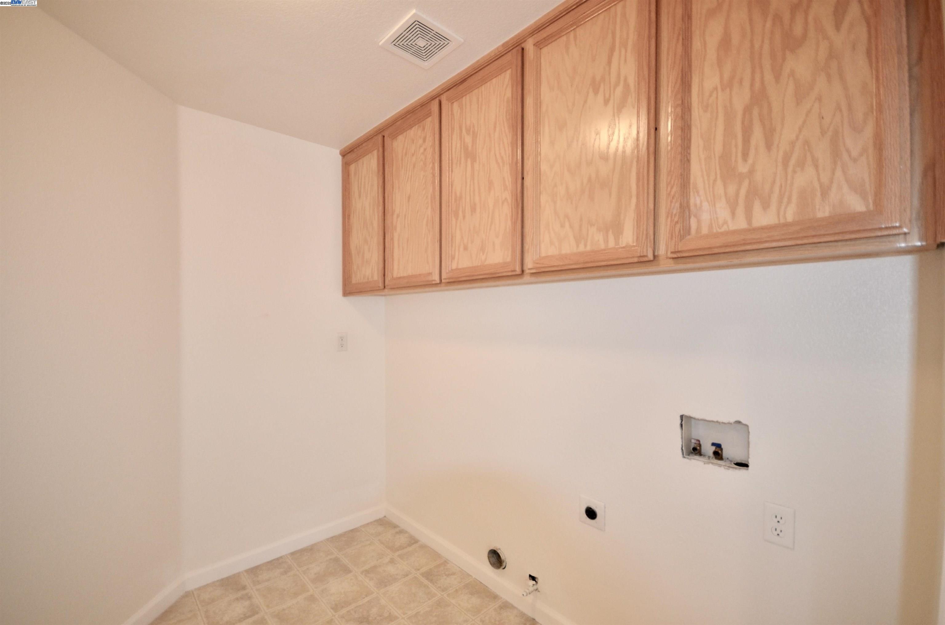 Detail Gallery Image 18 of 39 For 9416 Lyndley Plaza Way, Elk Grove,  CA 95624 - 4 Beds | 3 Baths