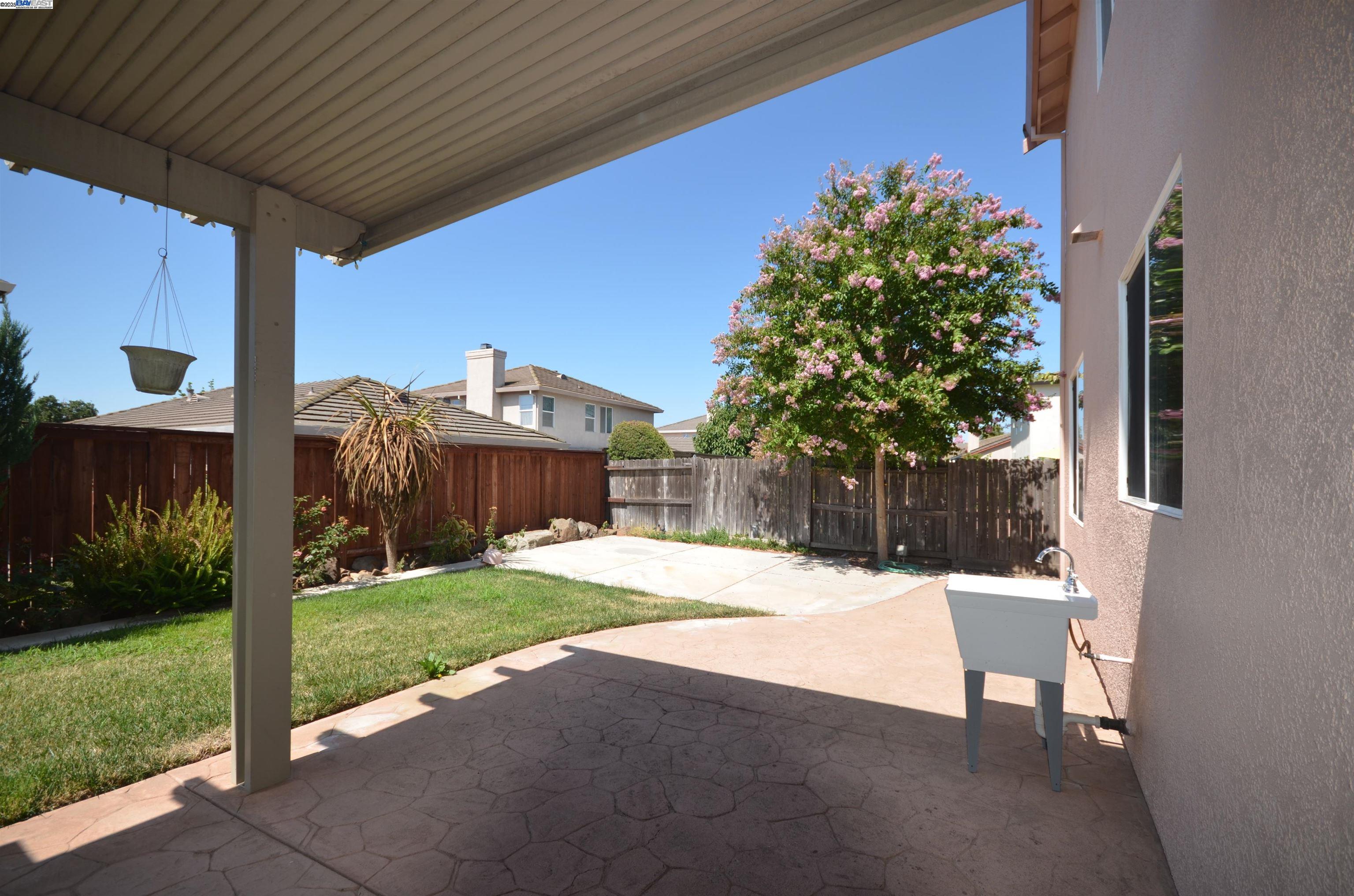 Detail Gallery Image 34 of 39 For 9416 Lyndley Plaza Way, Elk Grove,  CA 95624 - 4 Beds | 3 Baths