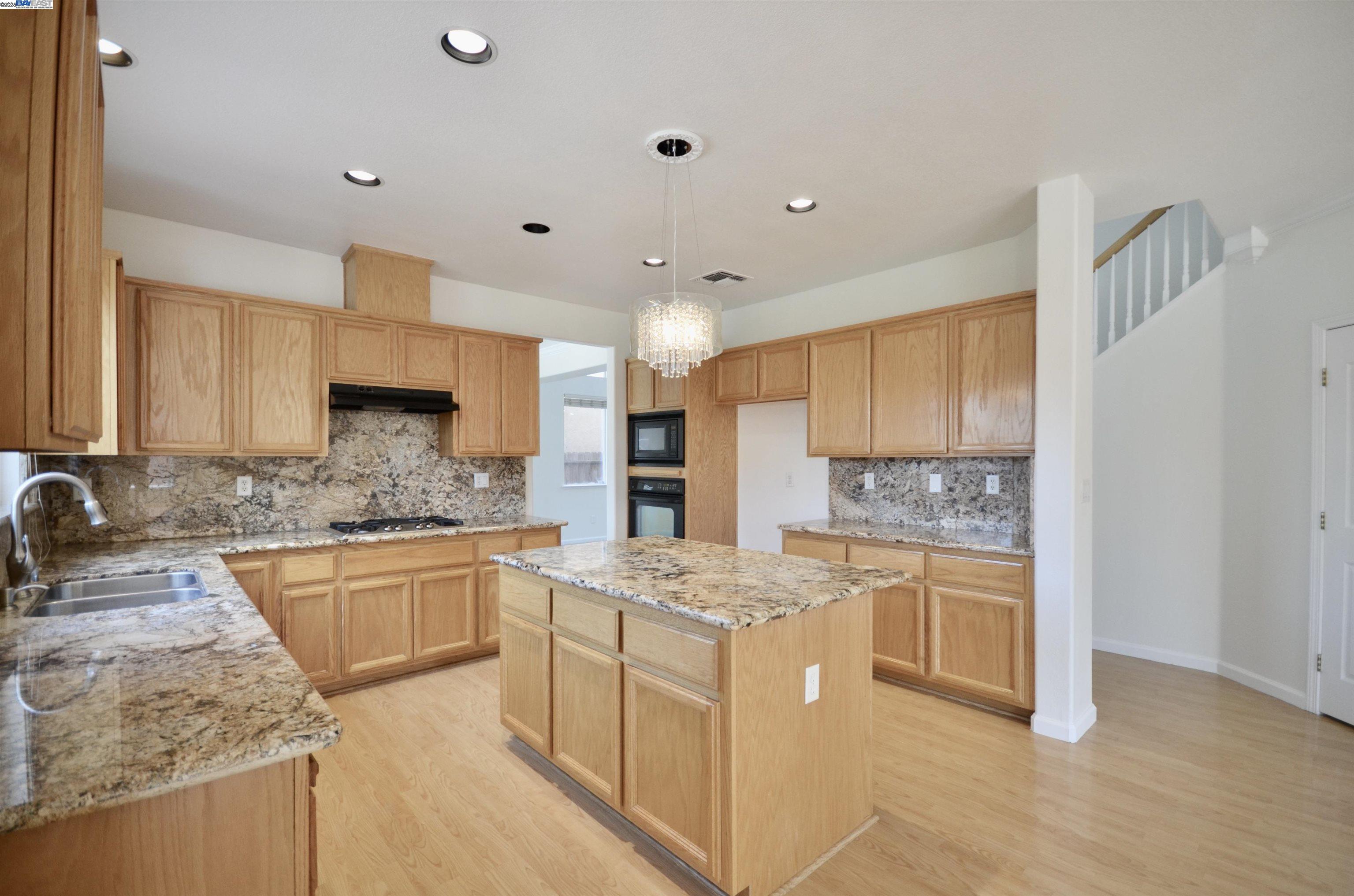 Detail Gallery Image 10 of 39 For 9416 Lyndley Plaza Way, Elk Grove,  CA 95624 - 4 Beds | 3 Baths