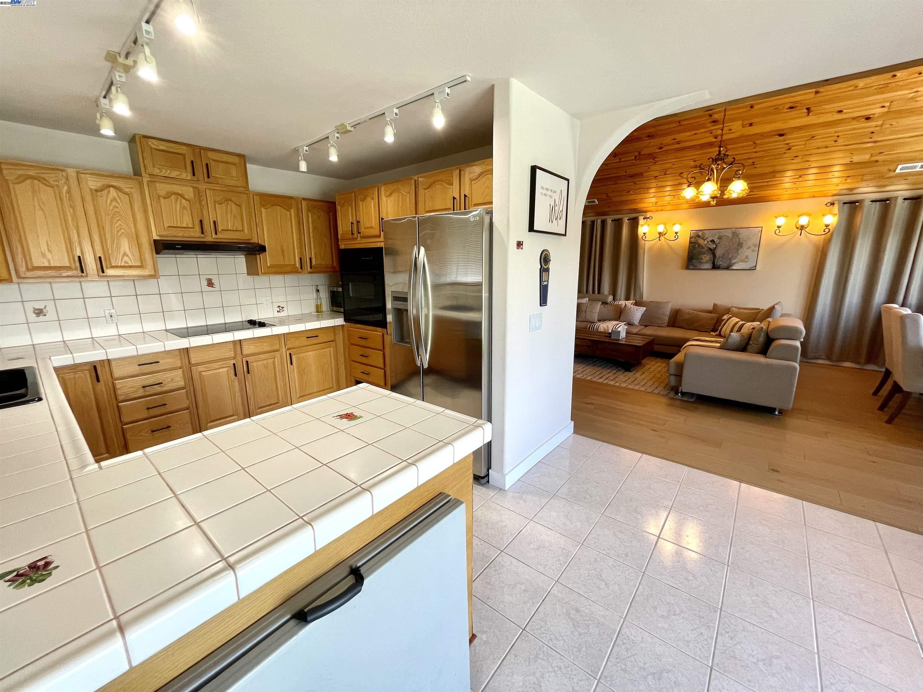 Detail Gallery Image 4 of 21 For 668 Keys Blvd., Clearlake Oaks,  CA 95423 - 3 Beds | 2 Baths
