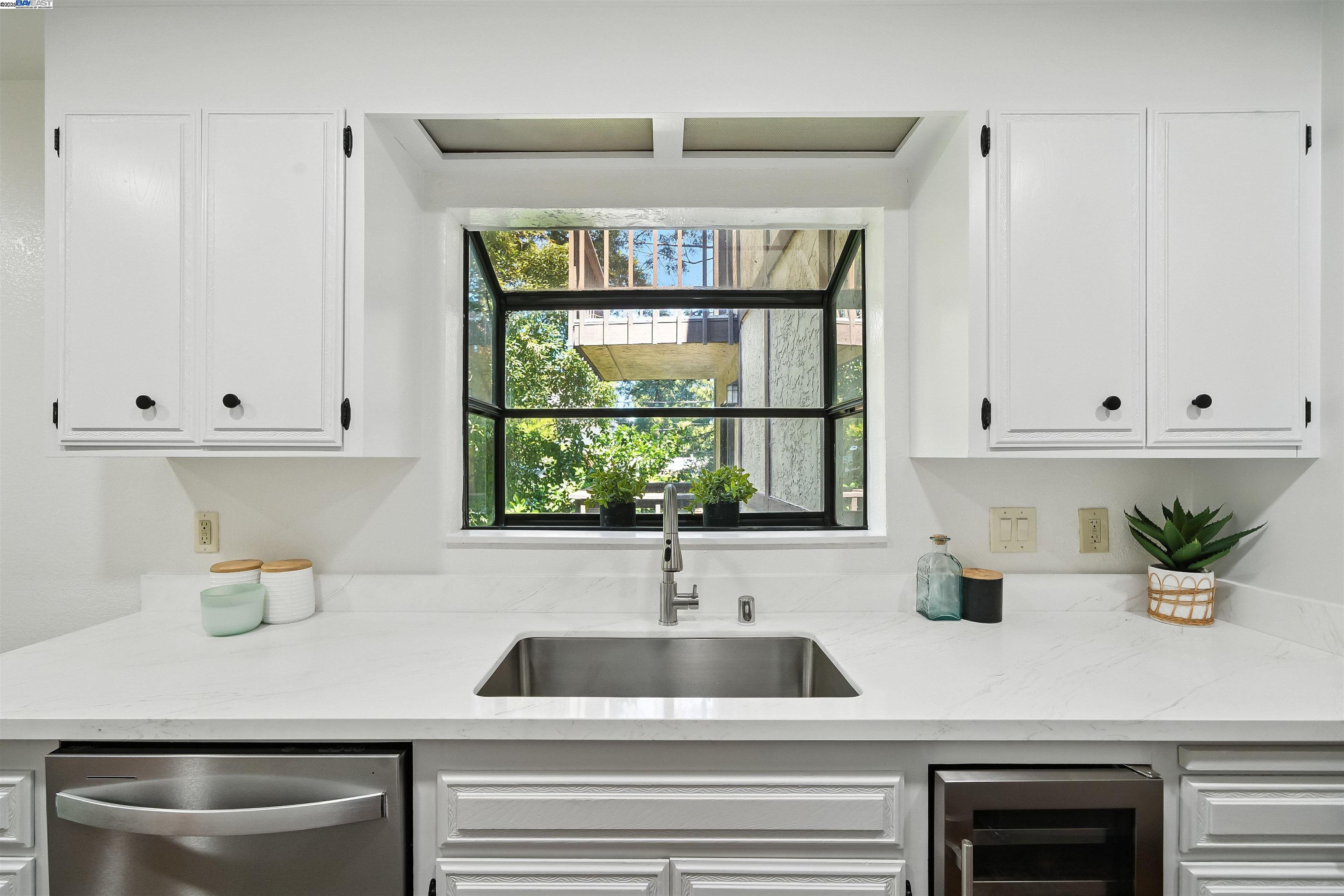 Detail Gallery Image 12 of 43 For 1116 Brewster Ave, Redwood City,  CA 94062-1310 - 2 Beds | 2/1 Baths