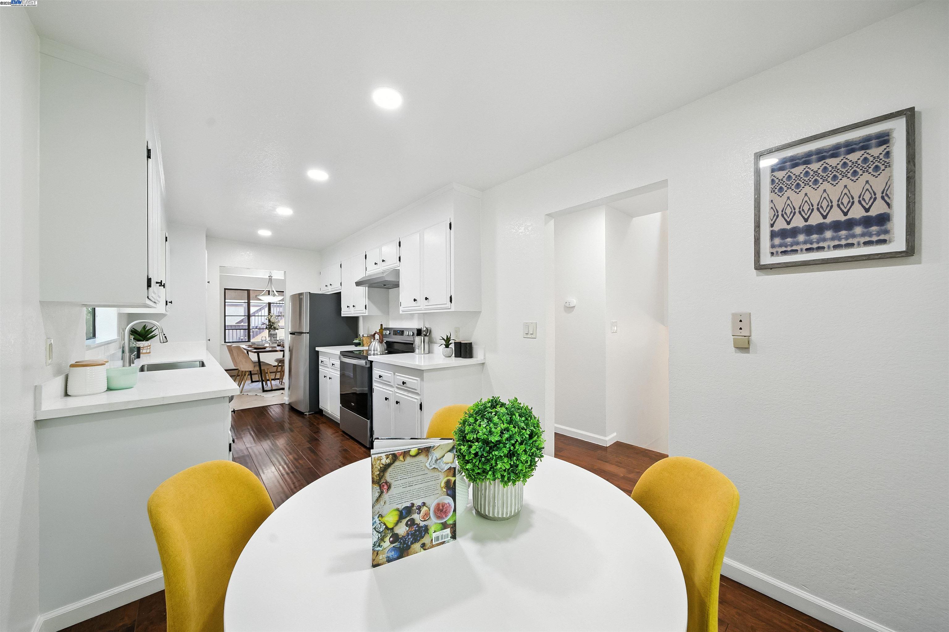 Detail Gallery Image 13 of 43 For 1116 Brewster Ave, Redwood City,  CA 94062-1310 - 2 Beds | 2/1 Baths