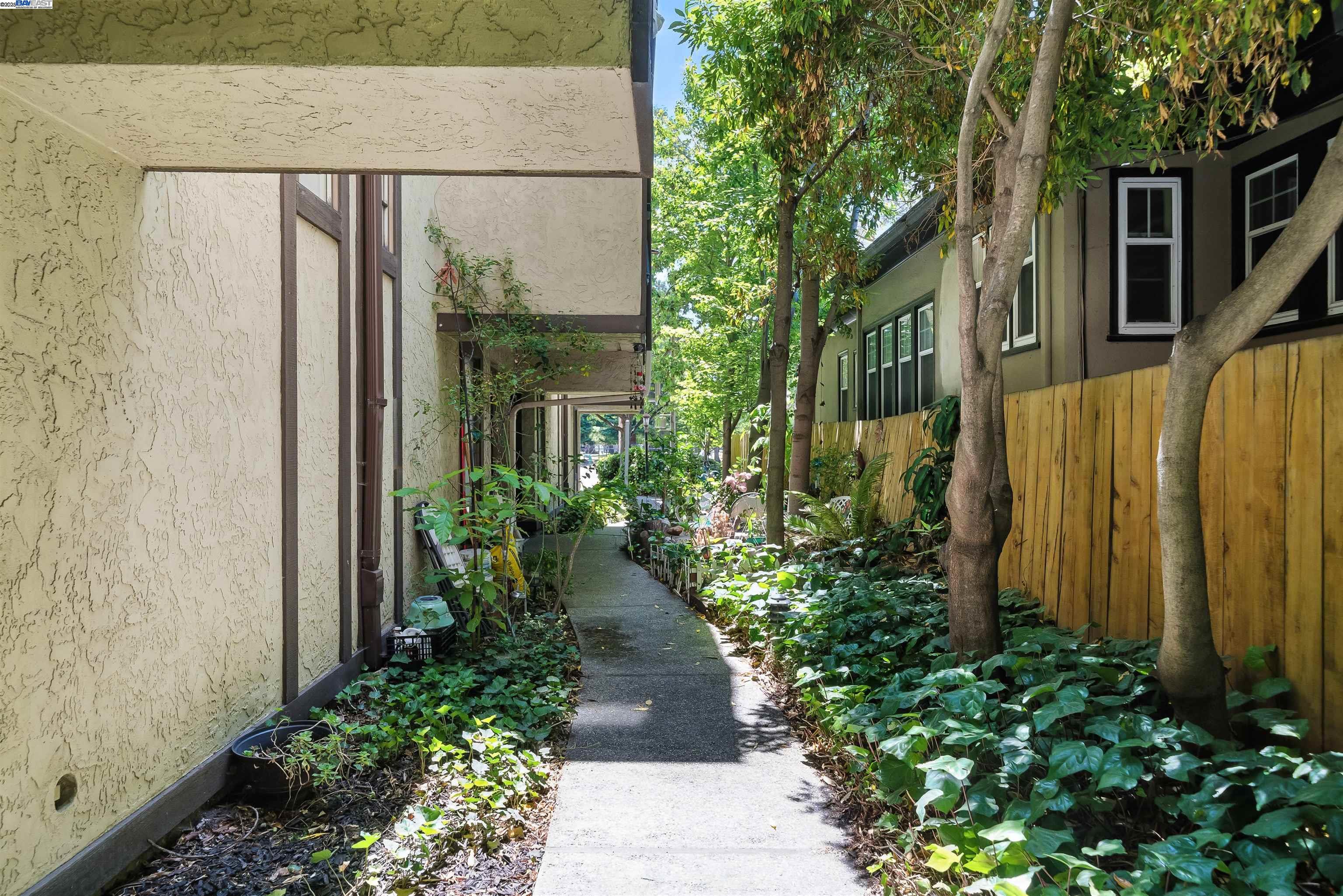 Detail Gallery Image 31 of 43 For 1116 Brewster Ave, Redwood City,  CA 94062-1310 - 2 Beds | 2/1 Baths
