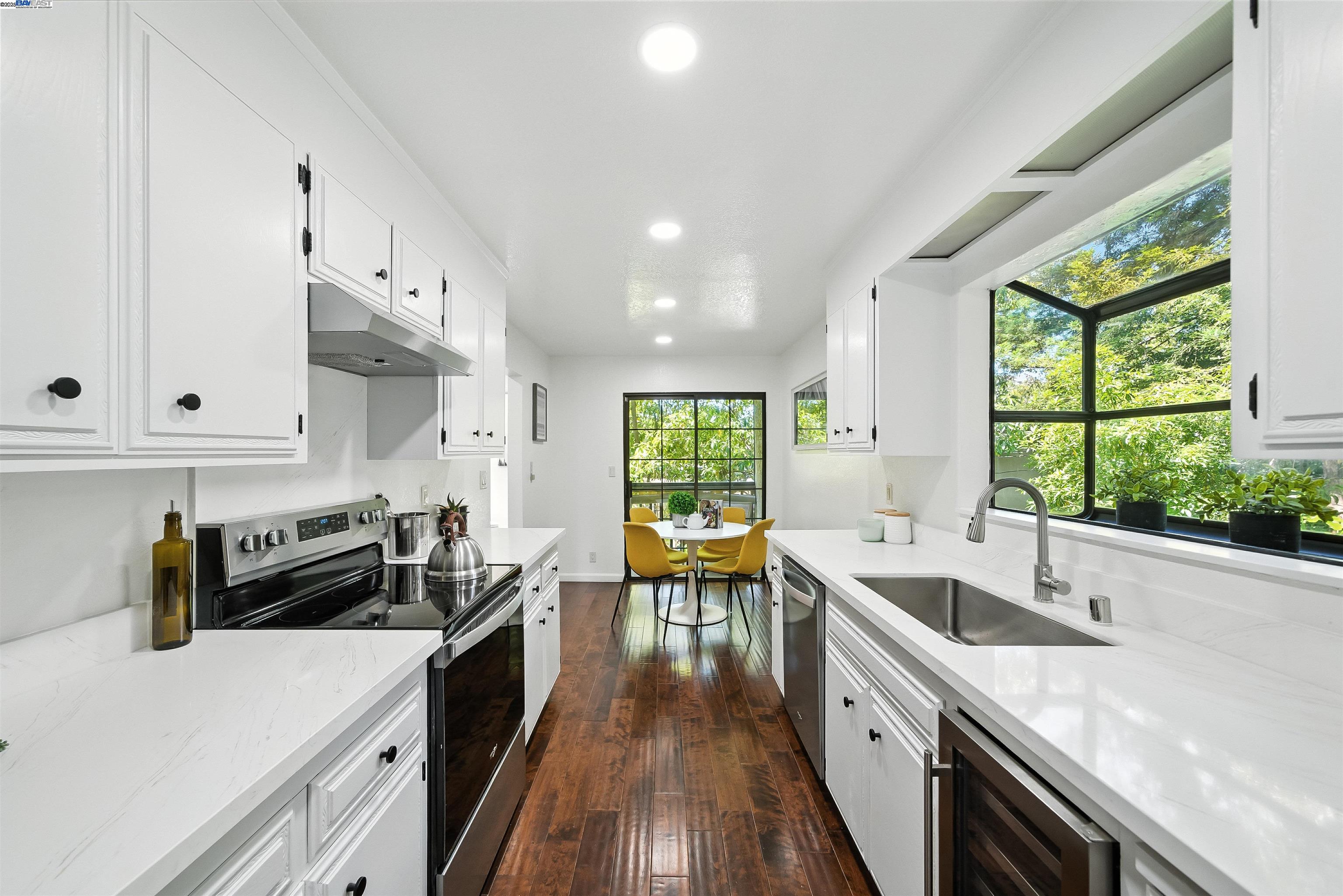 Detail Gallery Image 10 of 43 For 1116 Brewster Ave, Redwood City,  CA 94062-1310 - 2 Beds | 2/1 Baths