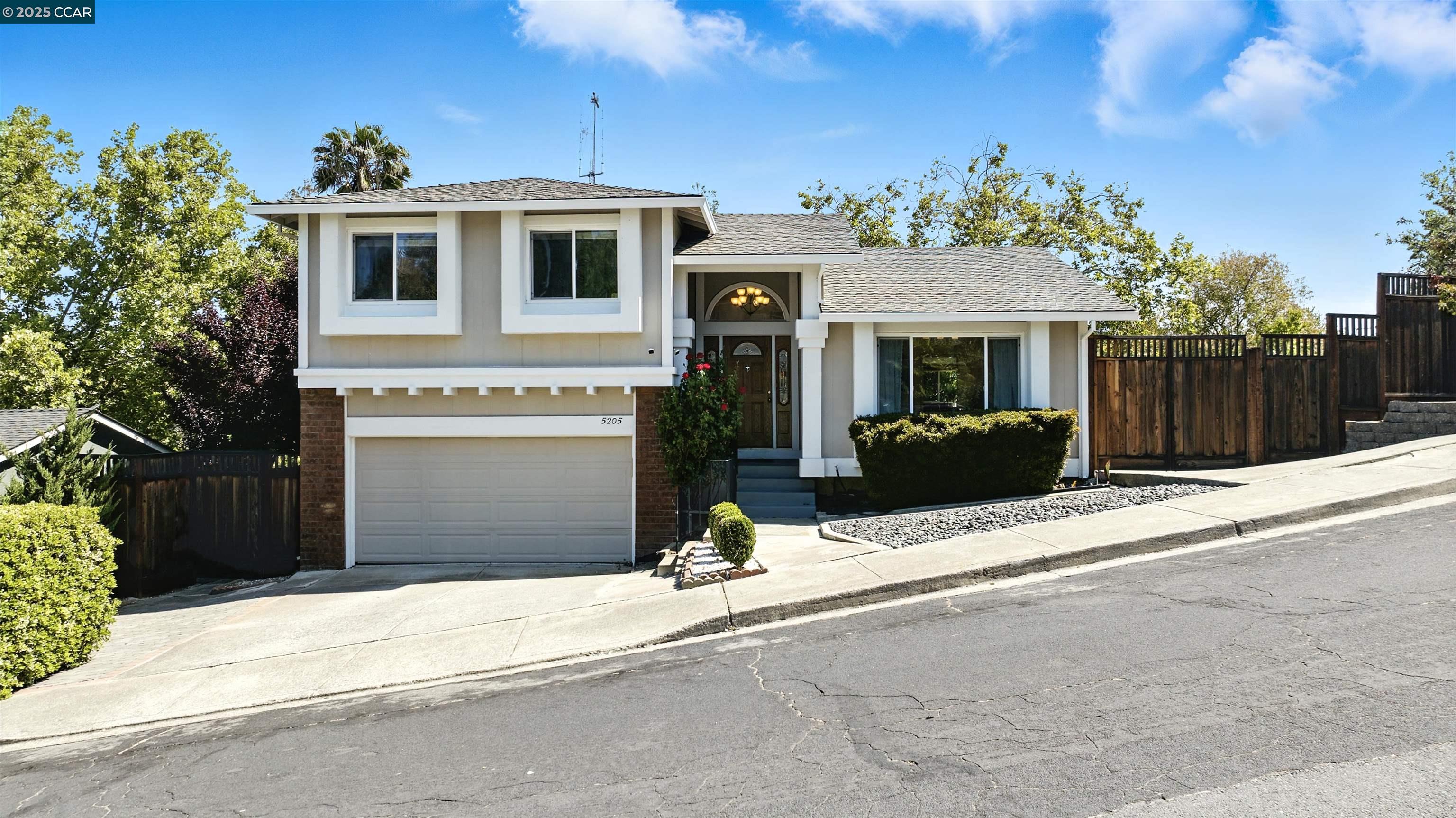 Detail Gallery Image 2 of 42 For 5205 Forrestgreen Ct, Concord,  CA 94521 - 3 Beds | 2/1 Baths
