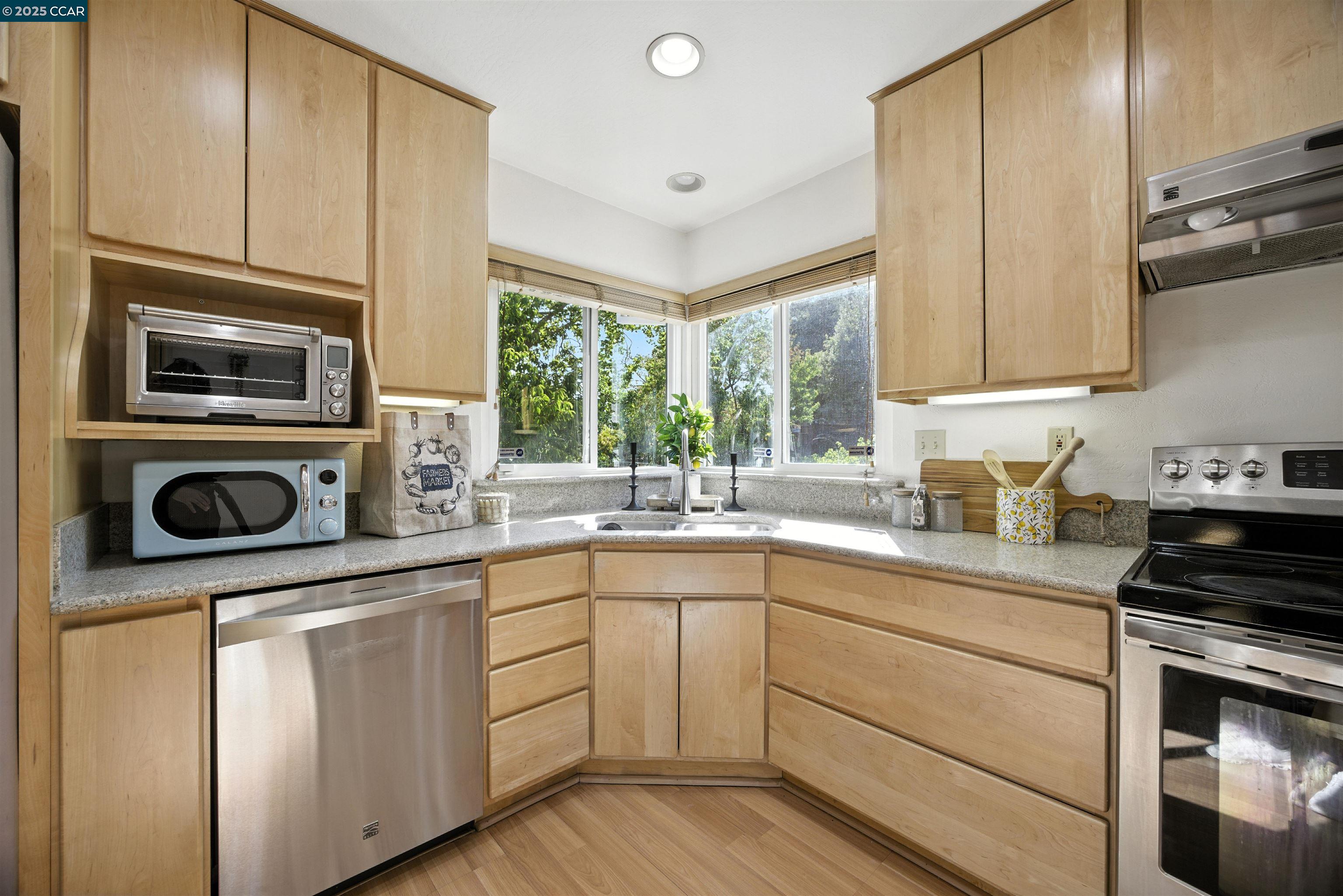Detail Gallery Image 8 of 42 For 5205 Forrestgreen Ct, Concord,  CA 94521 - 3 Beds | 2/1 Baths