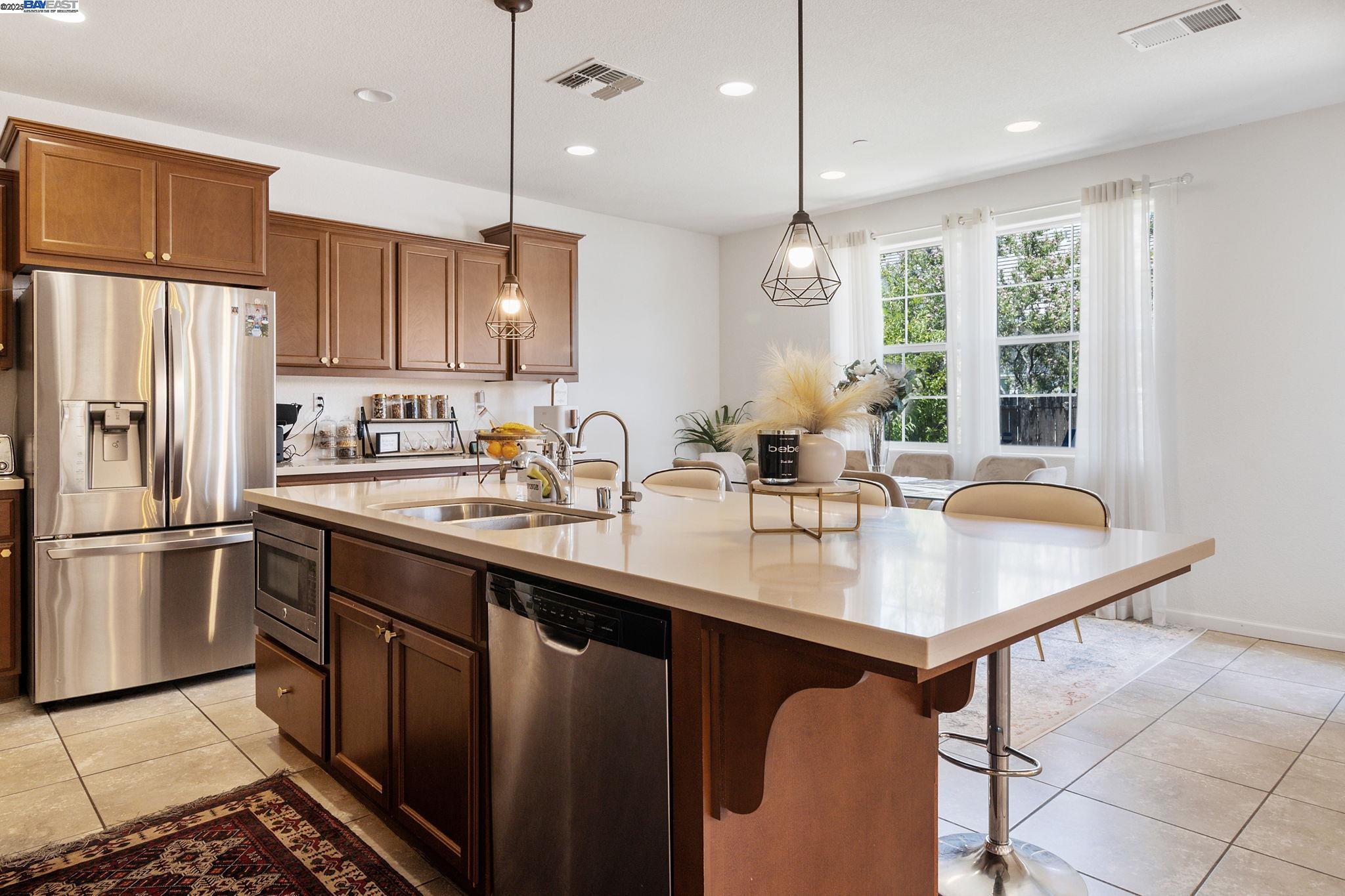 Detail Gallery Image 11 of 39 For 647 Tantaros Ln, Tracy,  CA 95376 - 4 Beds | 3 Baths