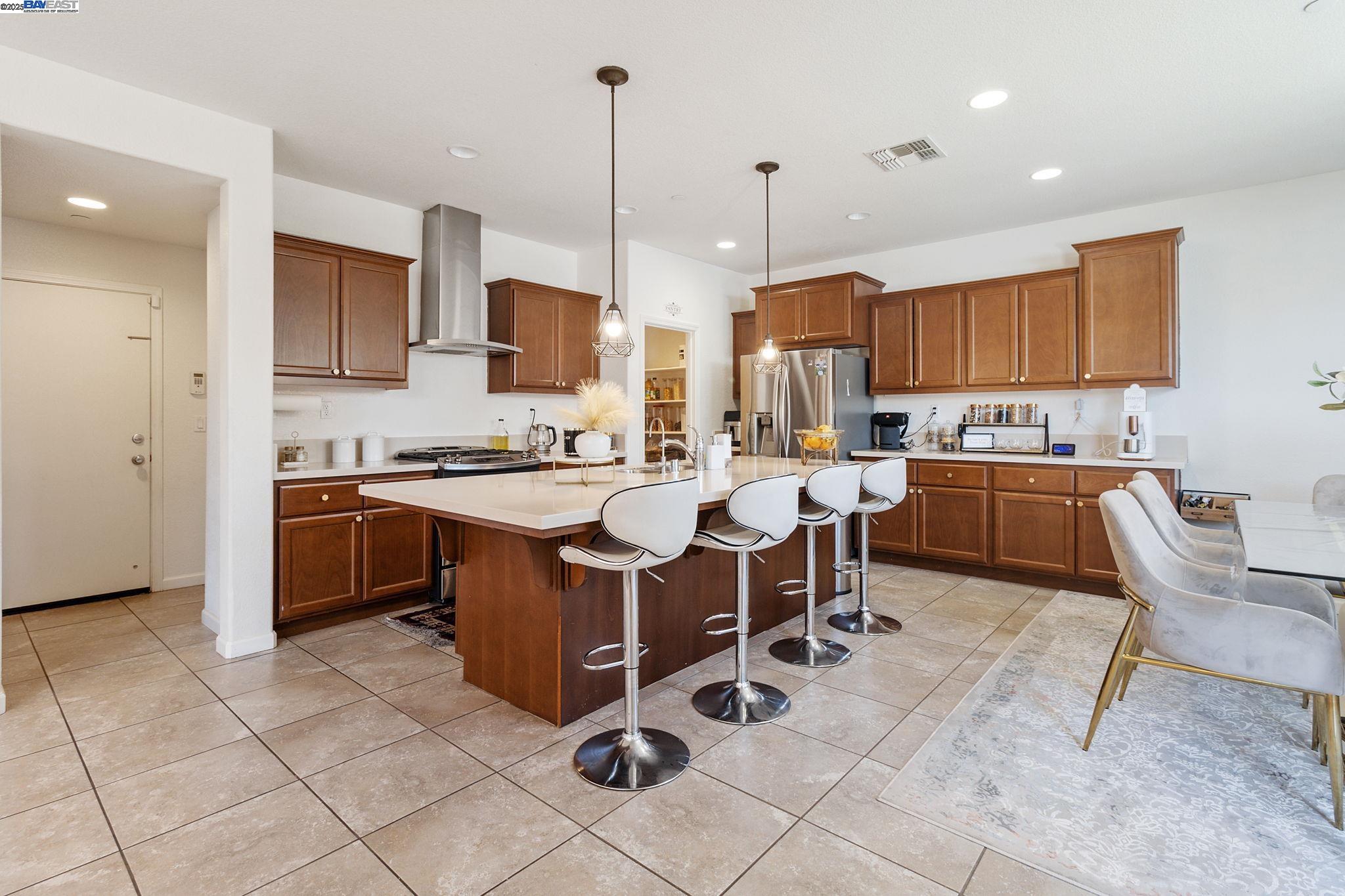 Detail Gallery Image 13 of 39 For 647 Tantaros Ln, Tracy,  CA 95376 - 4 Beds | 3 Baths