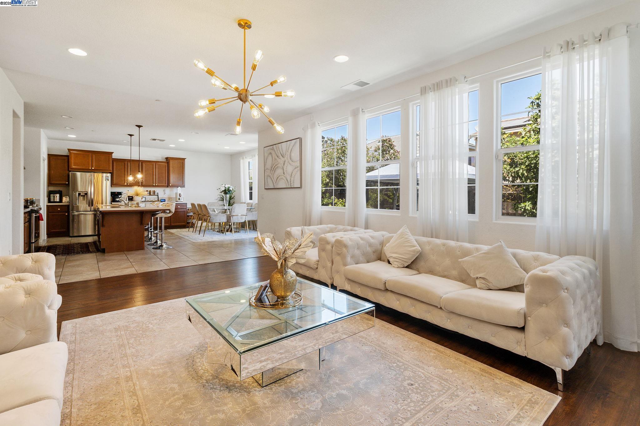 Detail Gallery Image 9 of 39 For 647 Tantaros Ln, Tracy,  CA 95376 - 4 Beds | 3 Baths