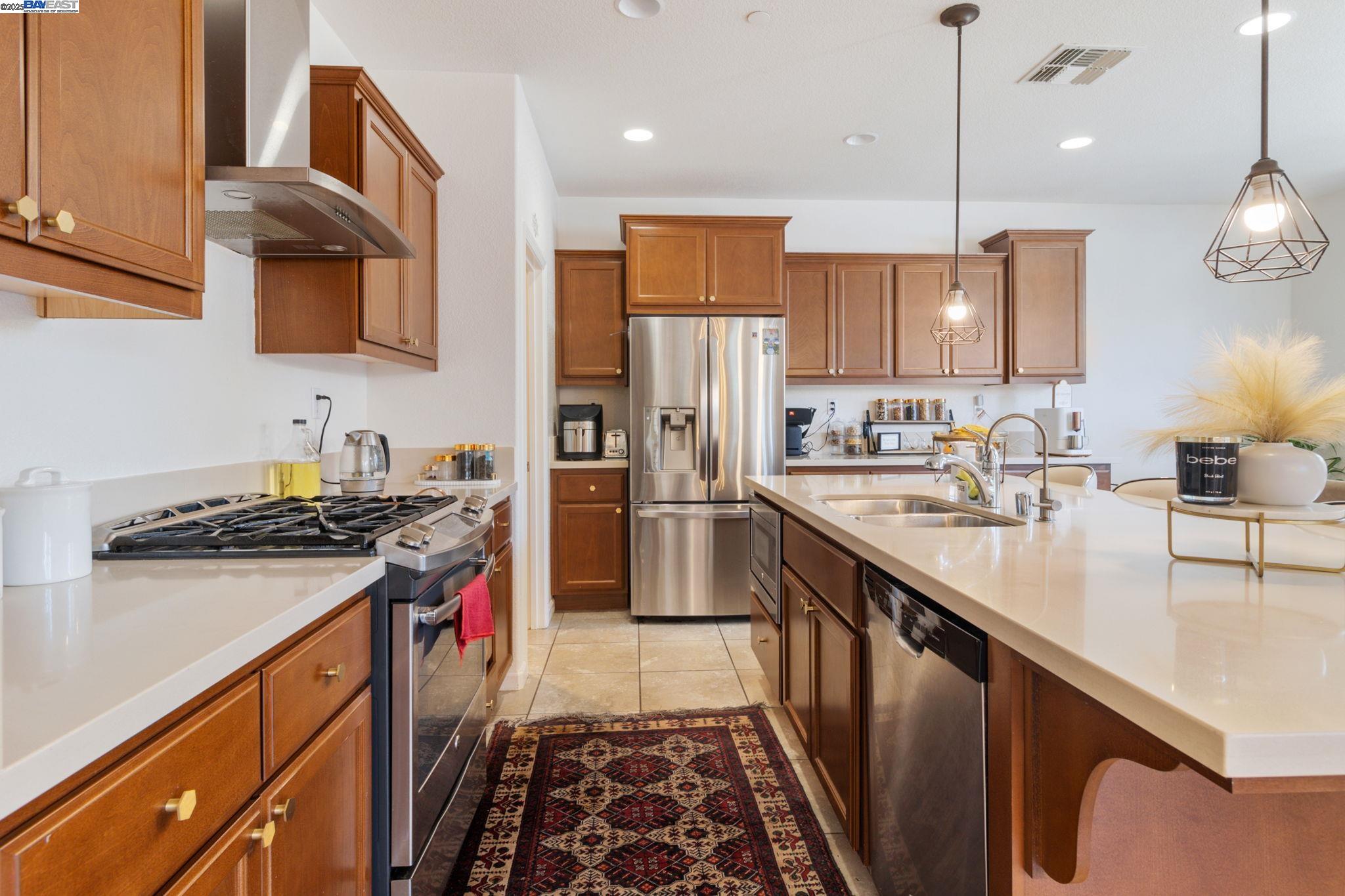 Detail Gallery Image 10 of 39 For 647 Tantaros Ln, Tracy,  CA 95376 - 4 Beds | 3 Baths