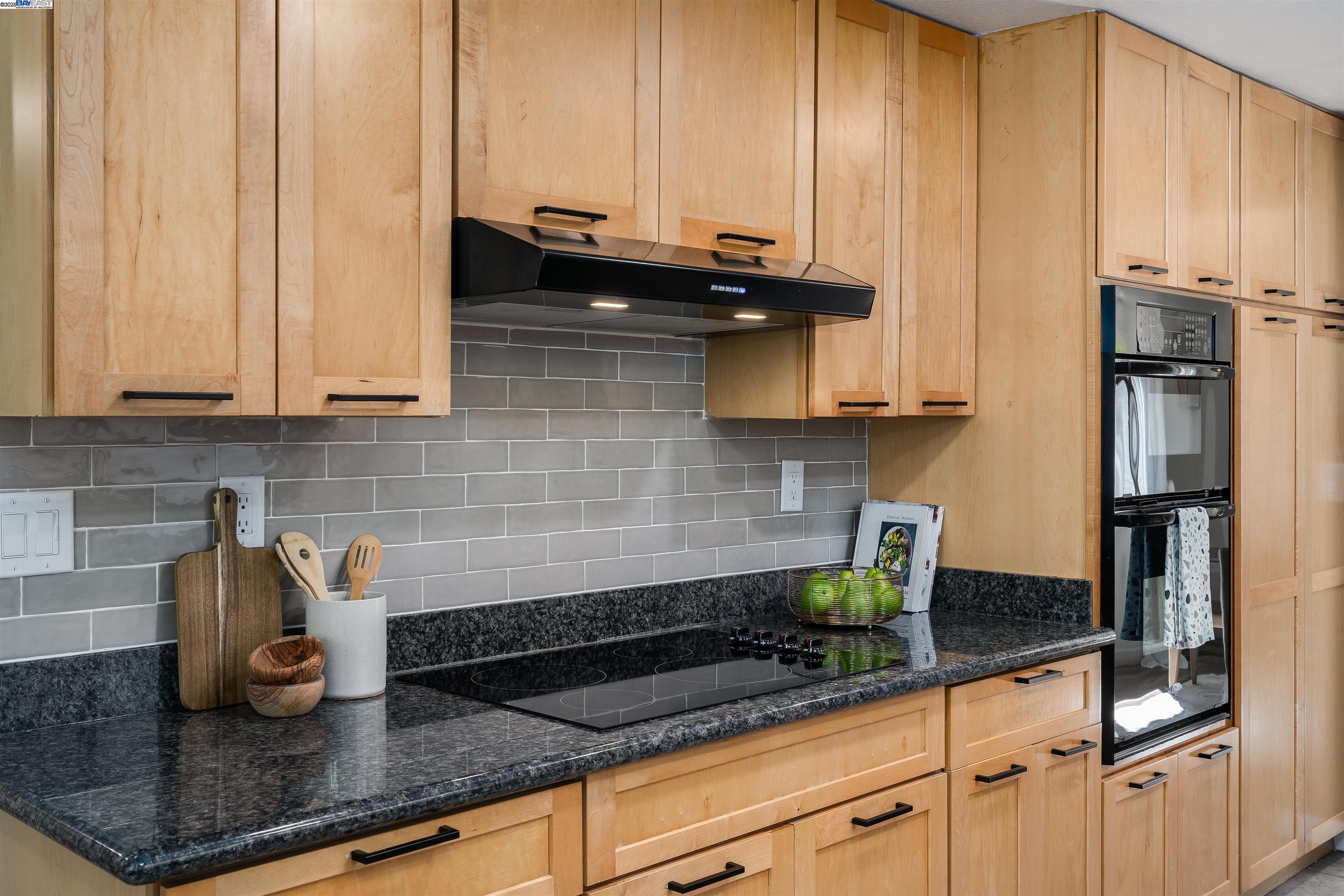 Detail Gallery Image 17 of 49 For 28061 Thorup Ln, Hayward,  CA 94542 - 3 Beds | 3 Baths