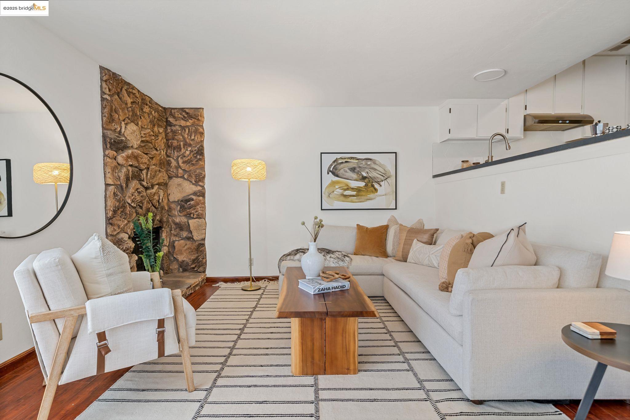 Detail Gallery Image 2 of 23 For 3501 35th Ave #2,  Oakland,  CA 94619 - 2 Beds | 1/1 Baths